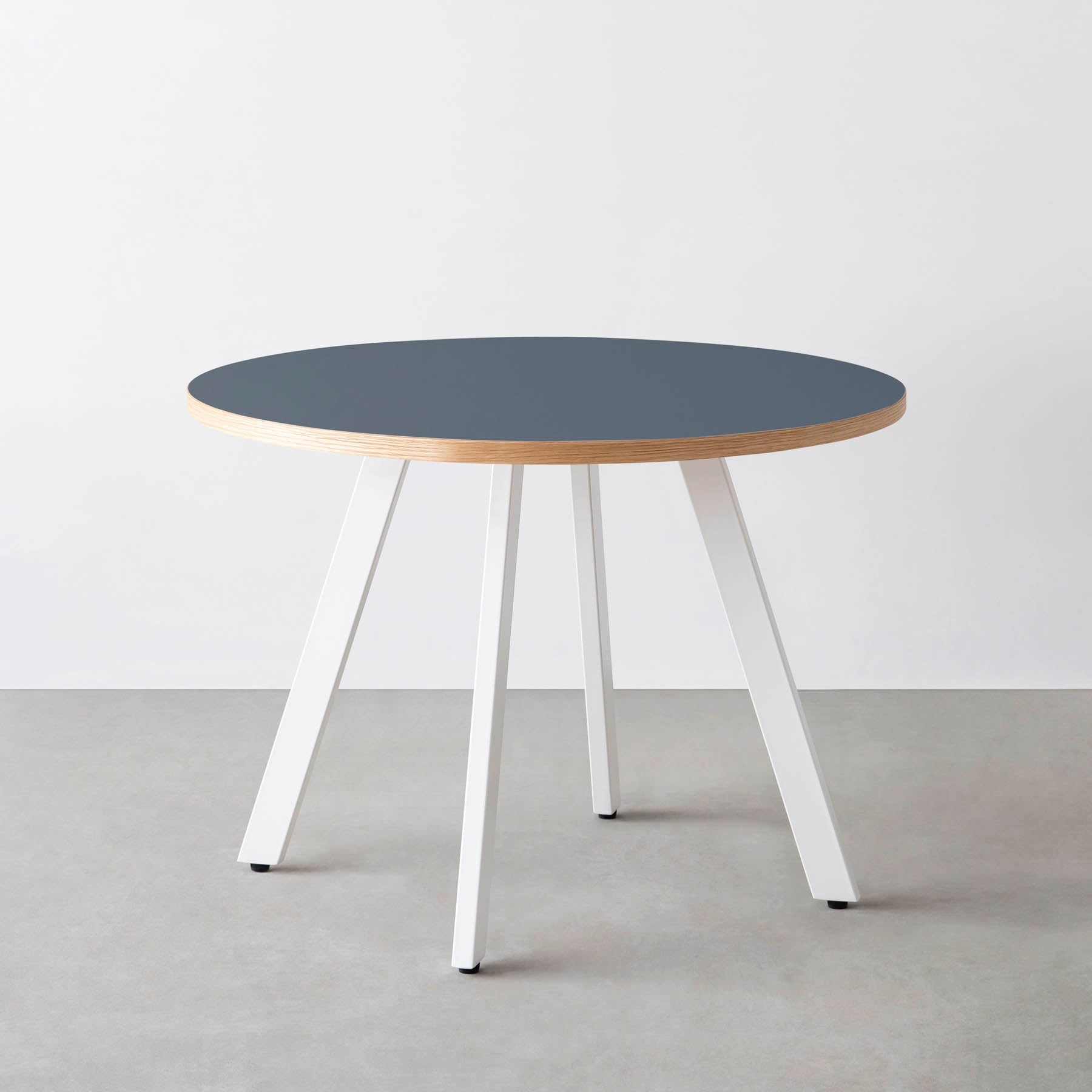 スマート造作カフェテーブル / リノリウム 全32色　白スチール脚 4本脚 × ラウンド φ81 - 100