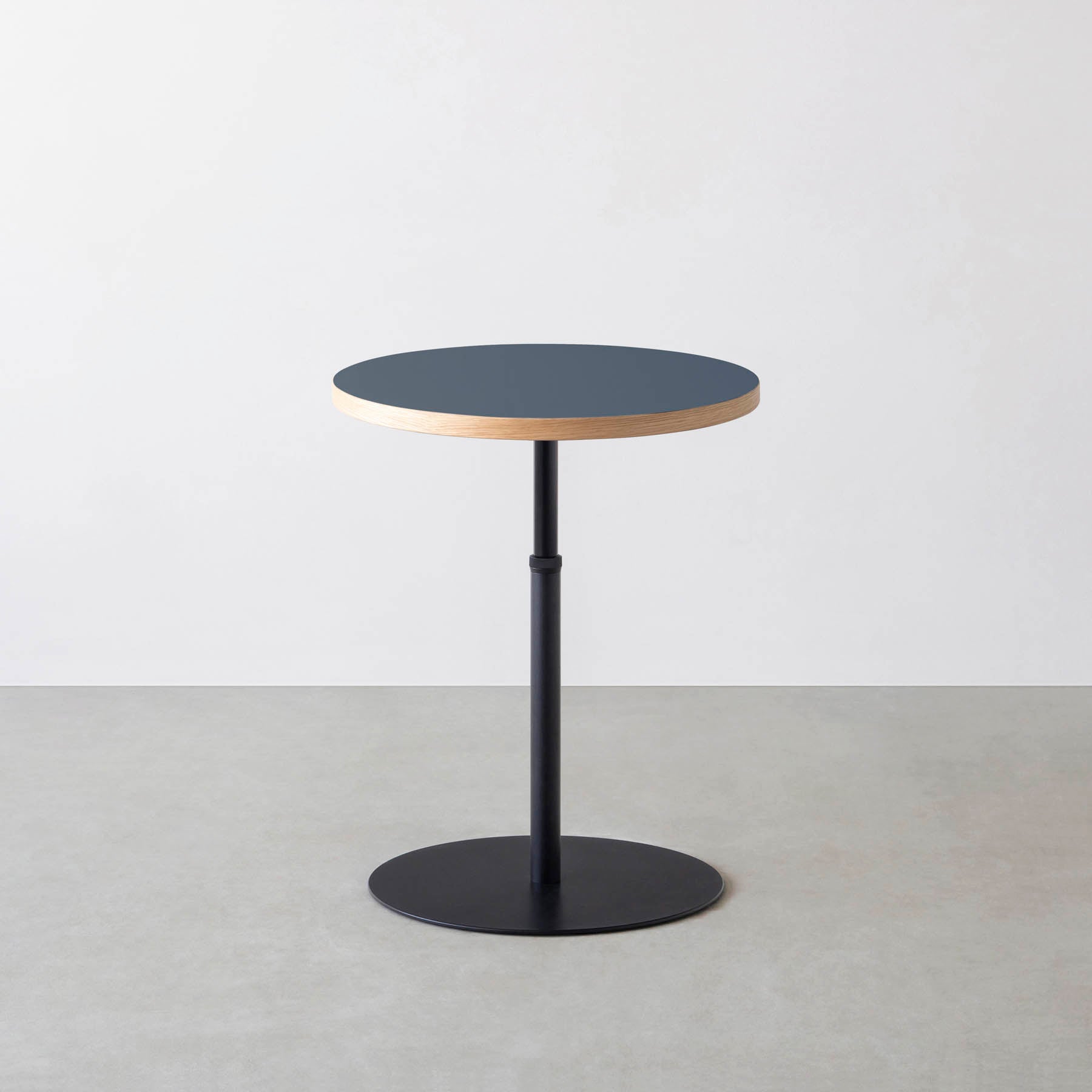 スマート造作カフェテーブル / リノリウム 全32色　黒スチール脚 1本脚 × ラウンド φ50 - 60