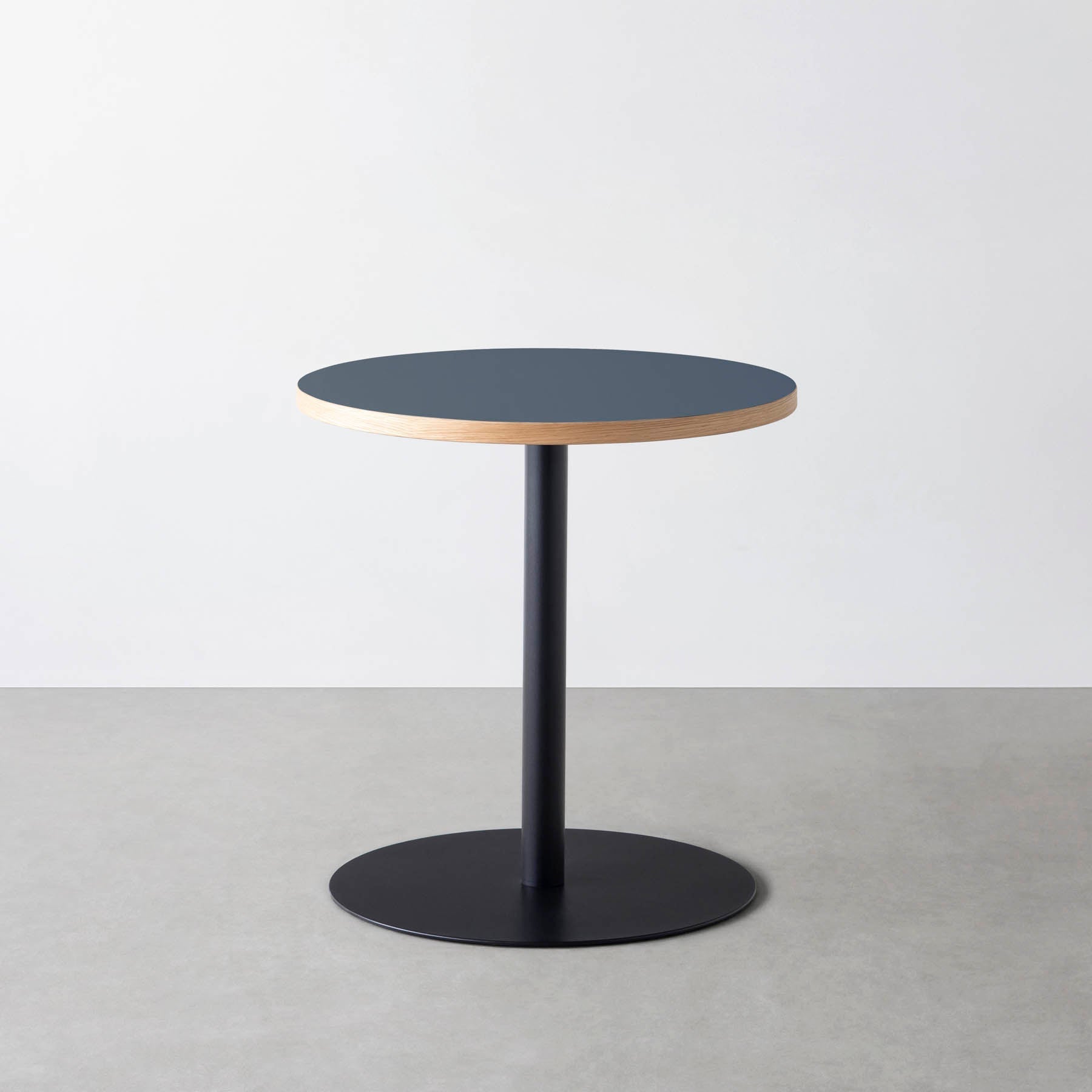 スマート造作カフェテーブル / リノリウム 全32色　黒スチール脚 1本脚 × ラウンド φ61 - 70