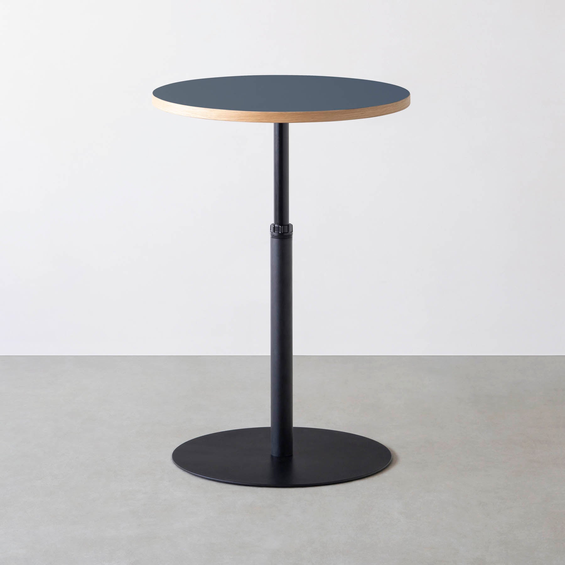 スマート造作カフェテーブル / リノリウム 全32色　黒スチール脚 1本脚 × ラウンド φ61 - 70