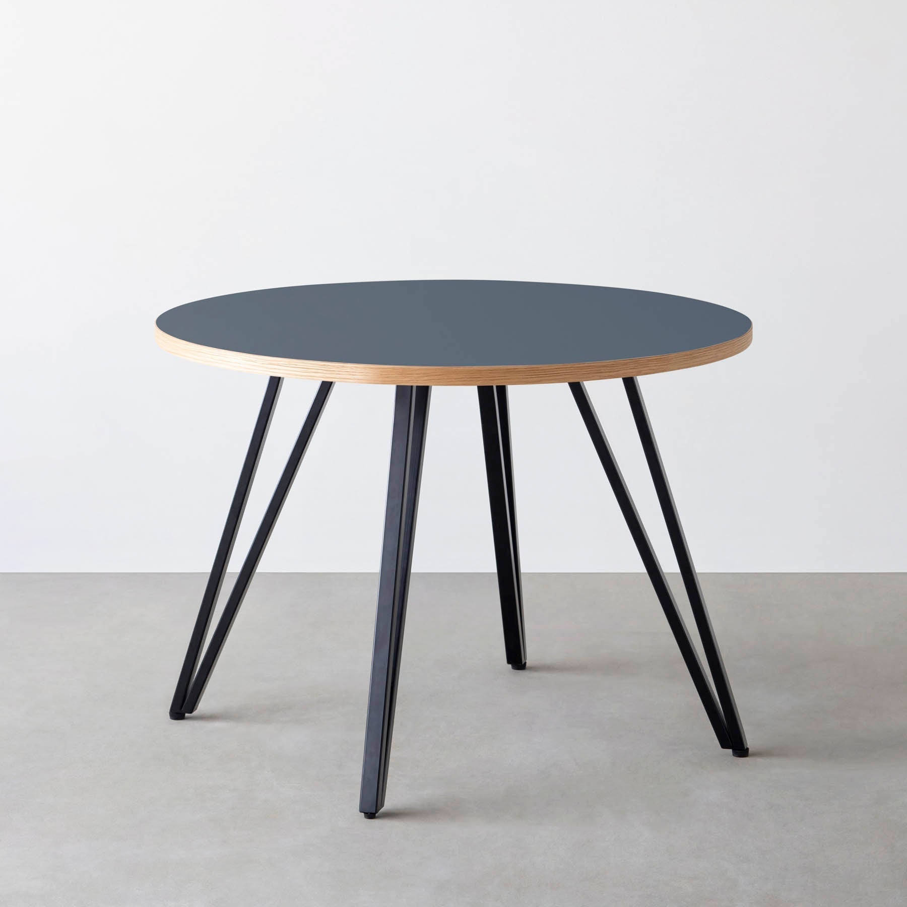 スマート造作カフェテーブル / リノリウム 全32色　黒スチール脚 4本脚 × ラウンド φ81 - 100