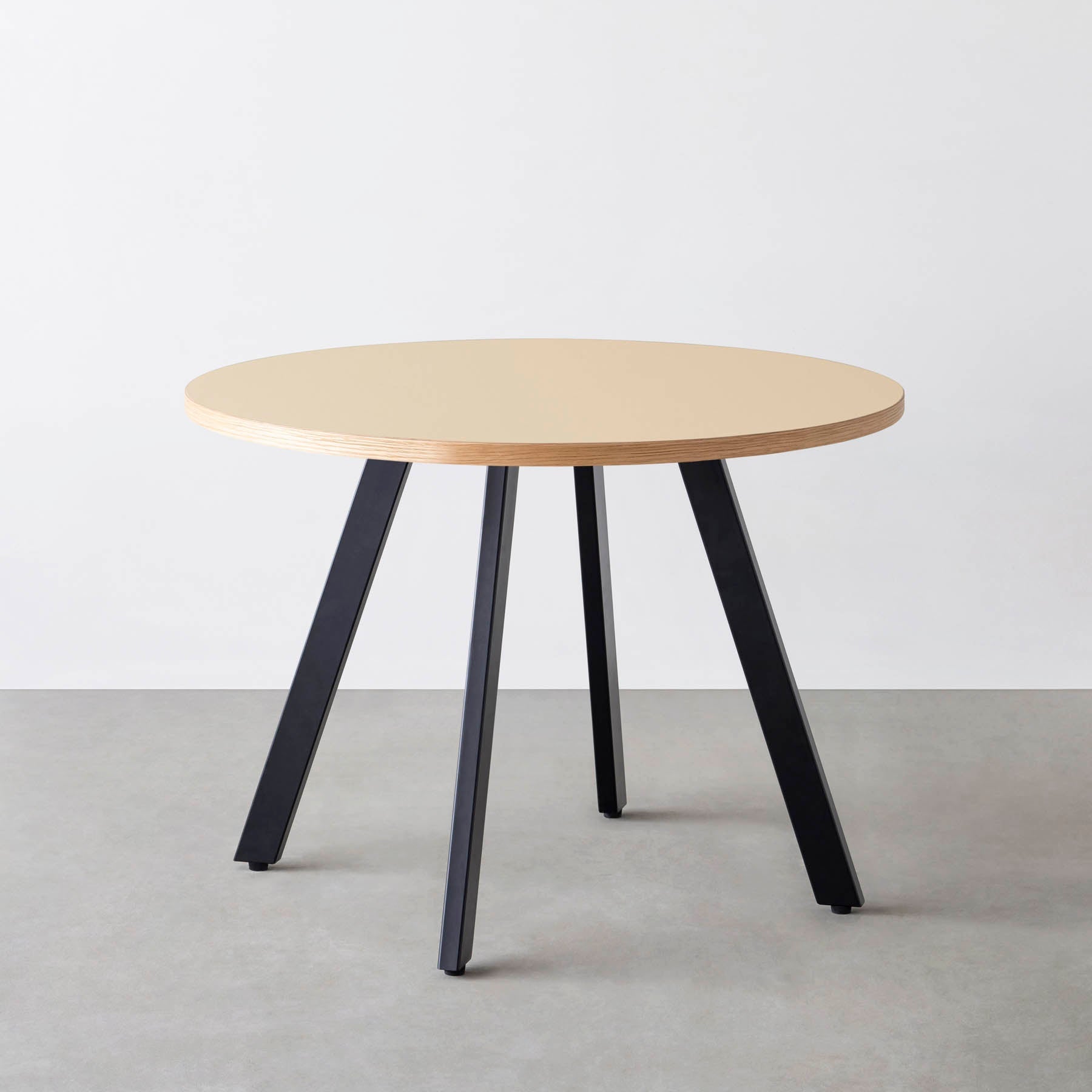 スマート造作カフェテーブル / リノリウム 全32色　黒スチール脚 4本脚 × ラウンド φ81 - 100