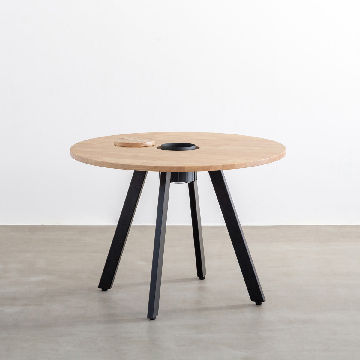 KANADEMONOのワイヤーバスケット付きのラバーウッド材アッシュグレーのラウンド天板にマットブラックの4pinアイアン脚を組み合わせたカフェテーブル