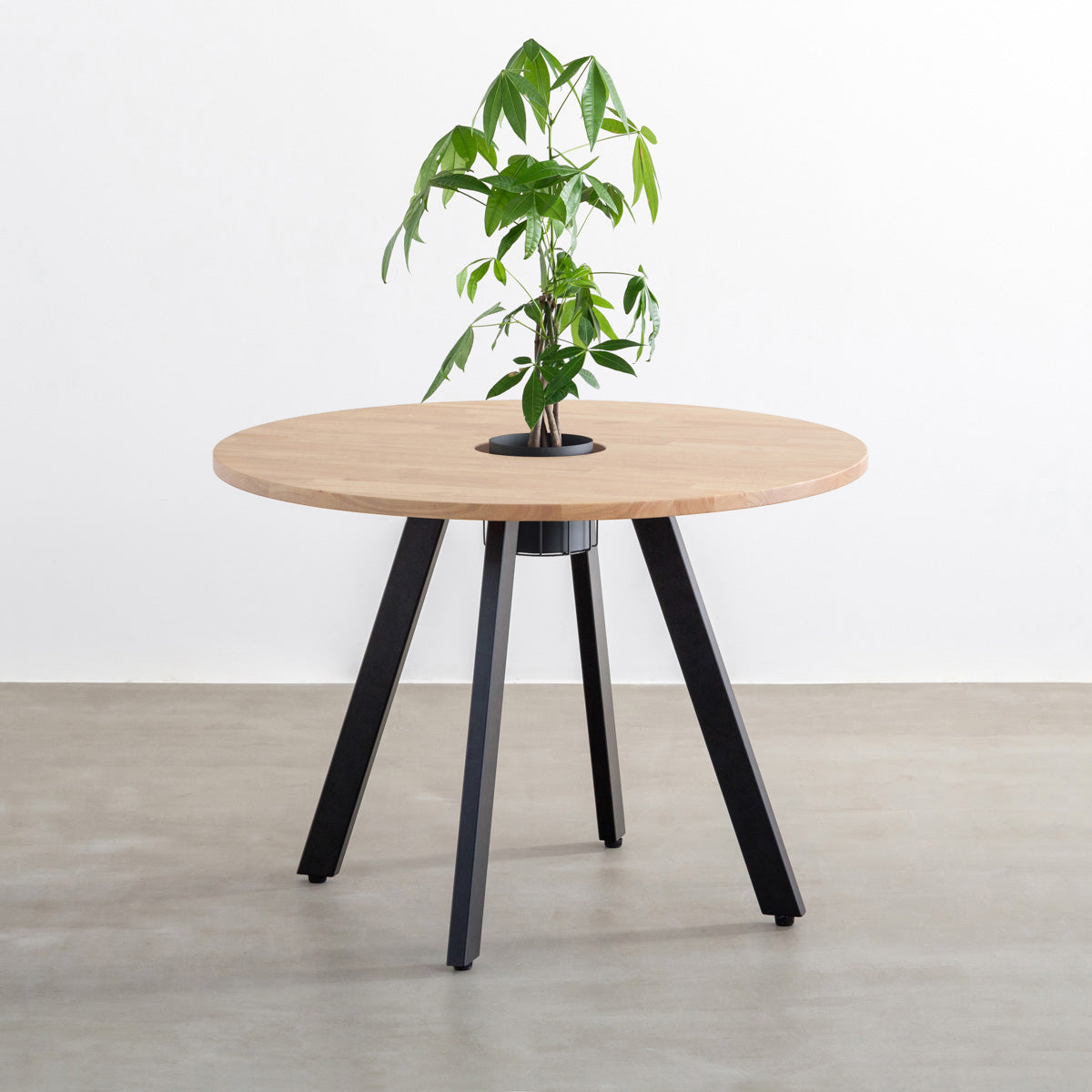 KANADEMONOのワイヤーバスケット付きのラバーウッド材アッシュグレーのラウンド天板にマットブラックの4pinアイアン脚を組み合わせたカフェテーブル（バスケット使用例）