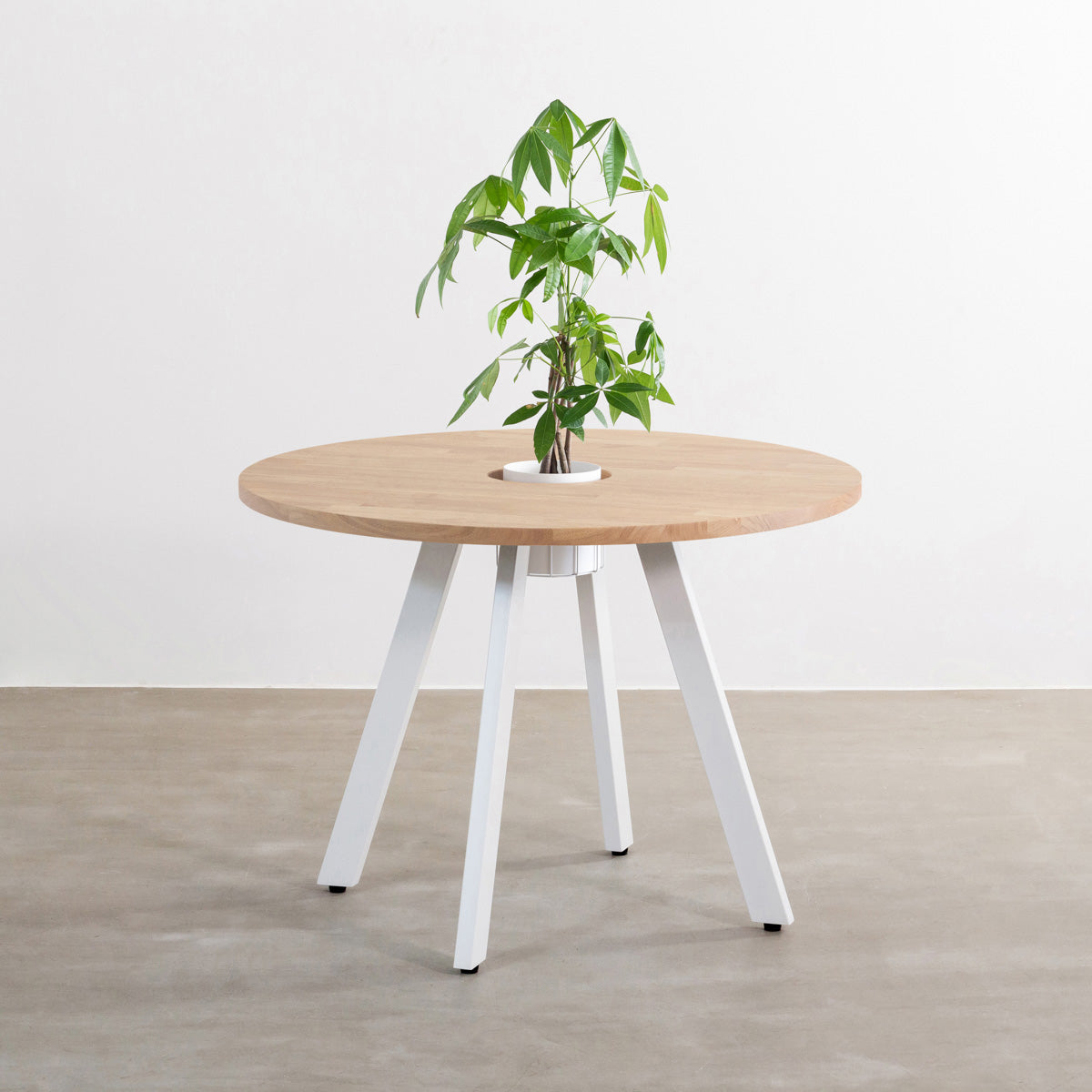 KANADEMONOのワイヤーバスケット付きのラバーウッド材アッシュグレーのラウンド天板にマットホワイトの4pinアイアン脚を組み合わせたカフェテーブル（バスケット使用例）