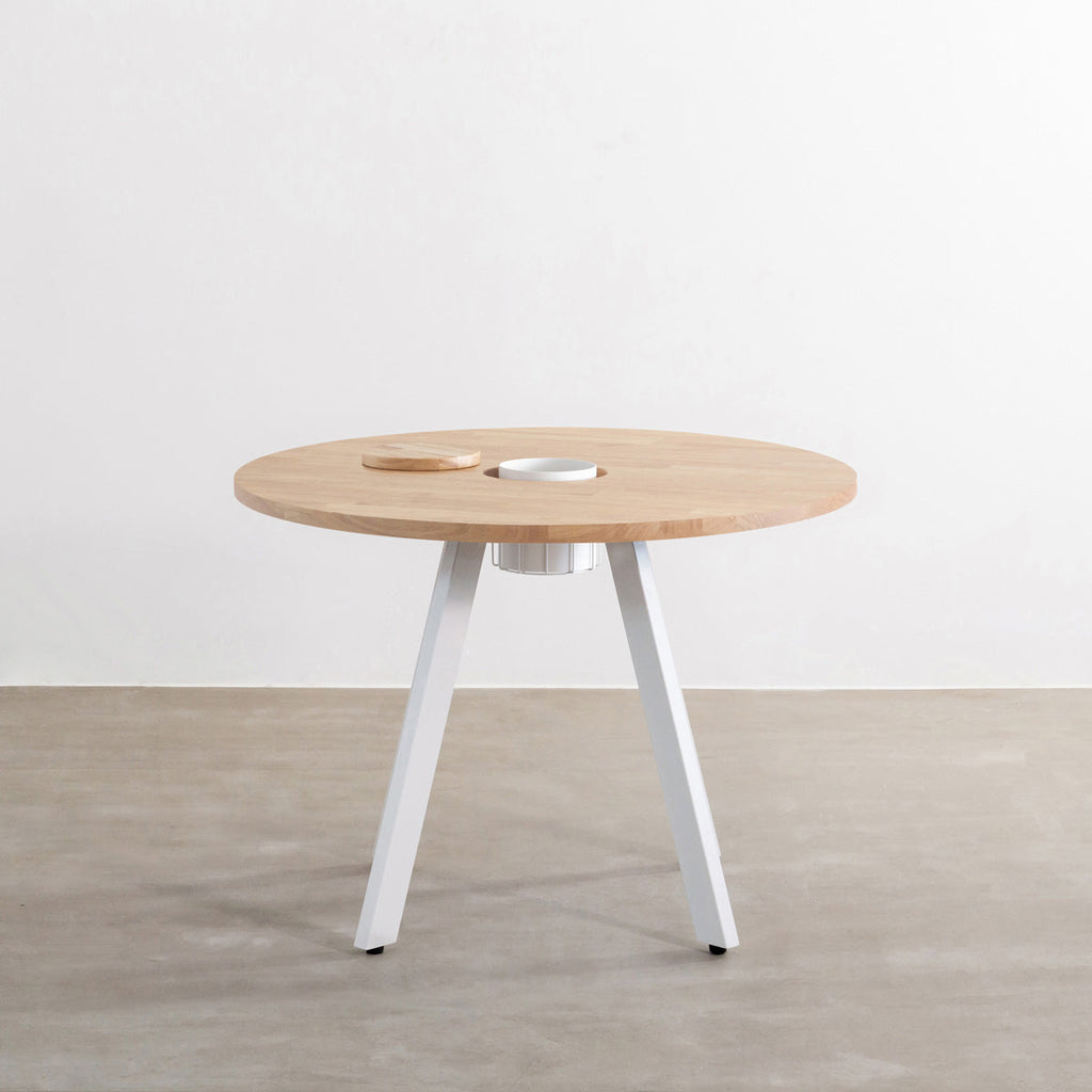 KANADEMONOのワイヤーバスケット付きのラバーウッド材アッシュグレーのラウンド天板にマットホワイトの4pinアイアン脚を組み合わせたカフェテーブル（正面）