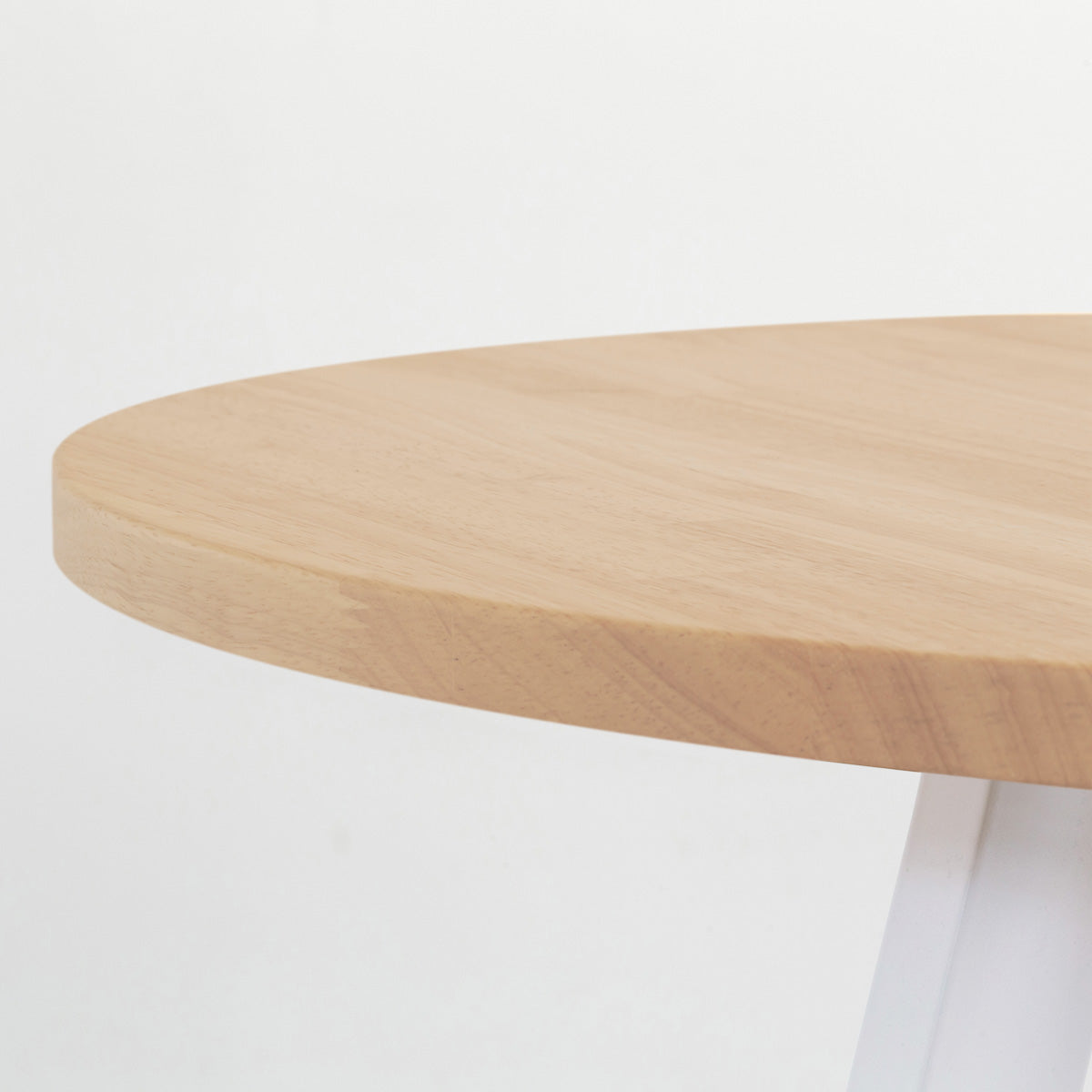 KANADEMONOのワイヤーバスケット付きのラバーウッド材アッシュグレーのラウンド天板にマットホワイトの4pinアイアン脚を組み合わせたカフェテーブル（天板と脚）