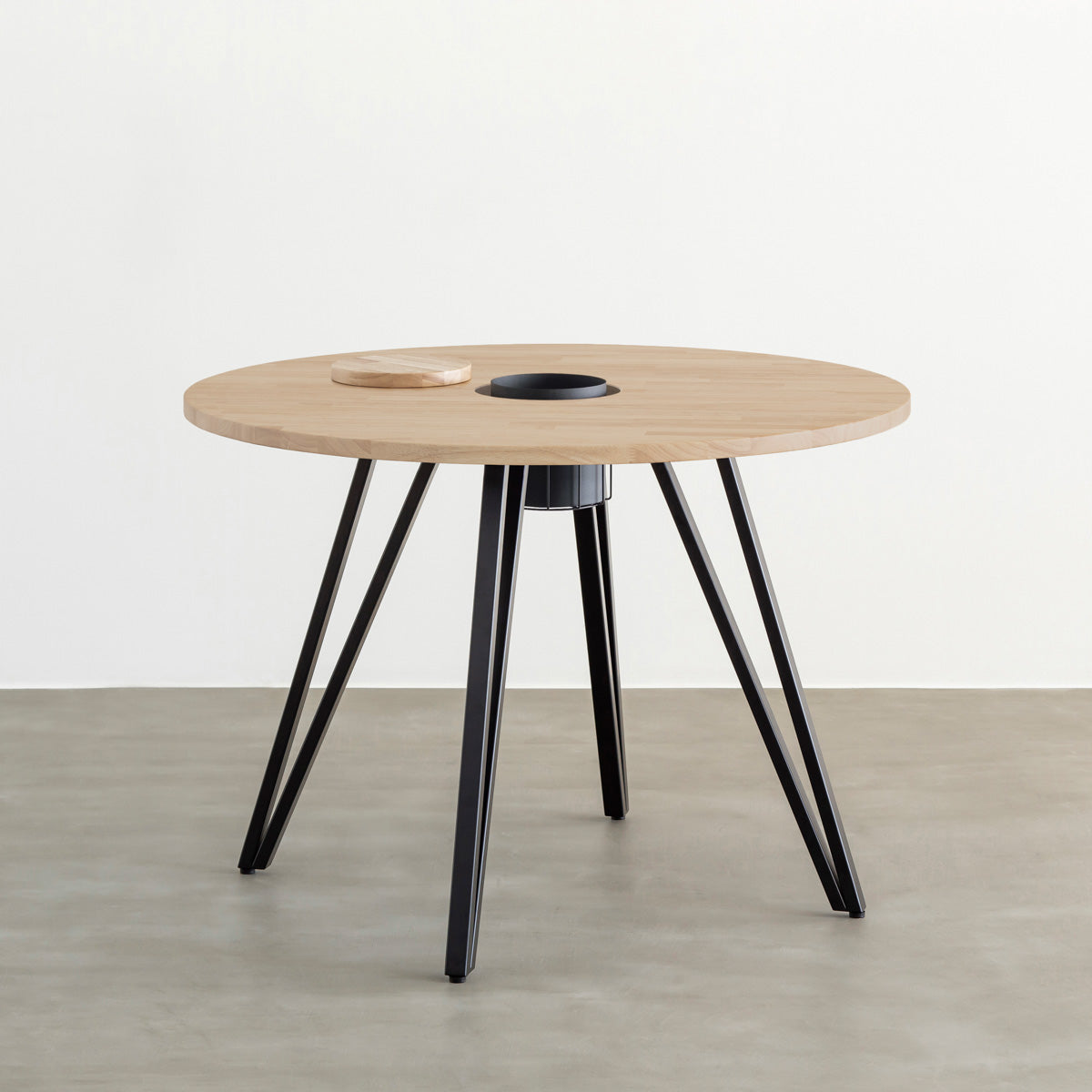 KANADEMONOのワイヤーバスケット付きのラバーウッド材アッシュグレーのラウンド天板にマットブラックのトライアングル鉄脚を組み合わせたカフェテーブル