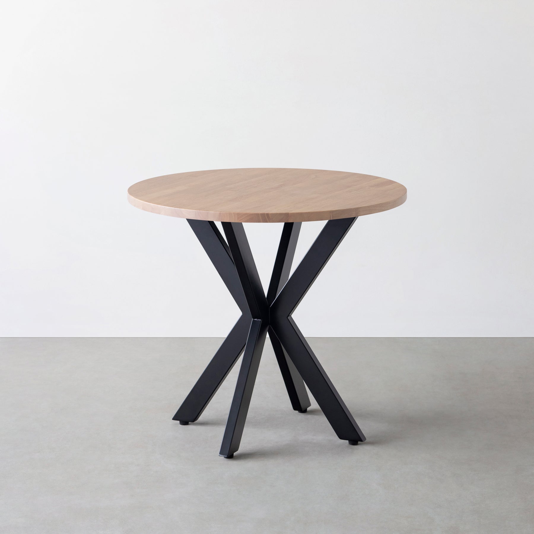 Kanademono のラバーウッドとX脚を組み合わせたカフェテーブル