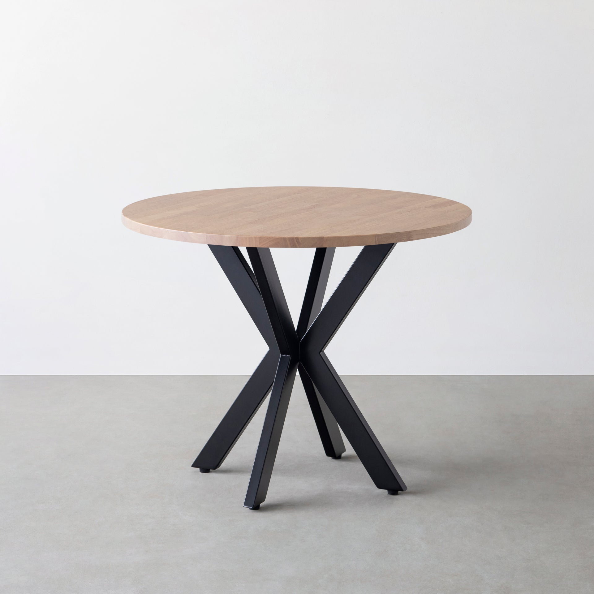 Kanademono のラバーウッドとX脚を組み合わせた大型カフェテーブル