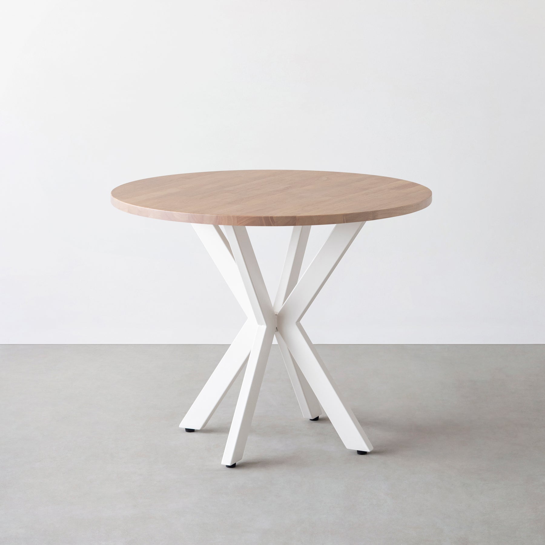 Kanademono のラバーウッドとX脚を組み合わせた大型カフェテーブル