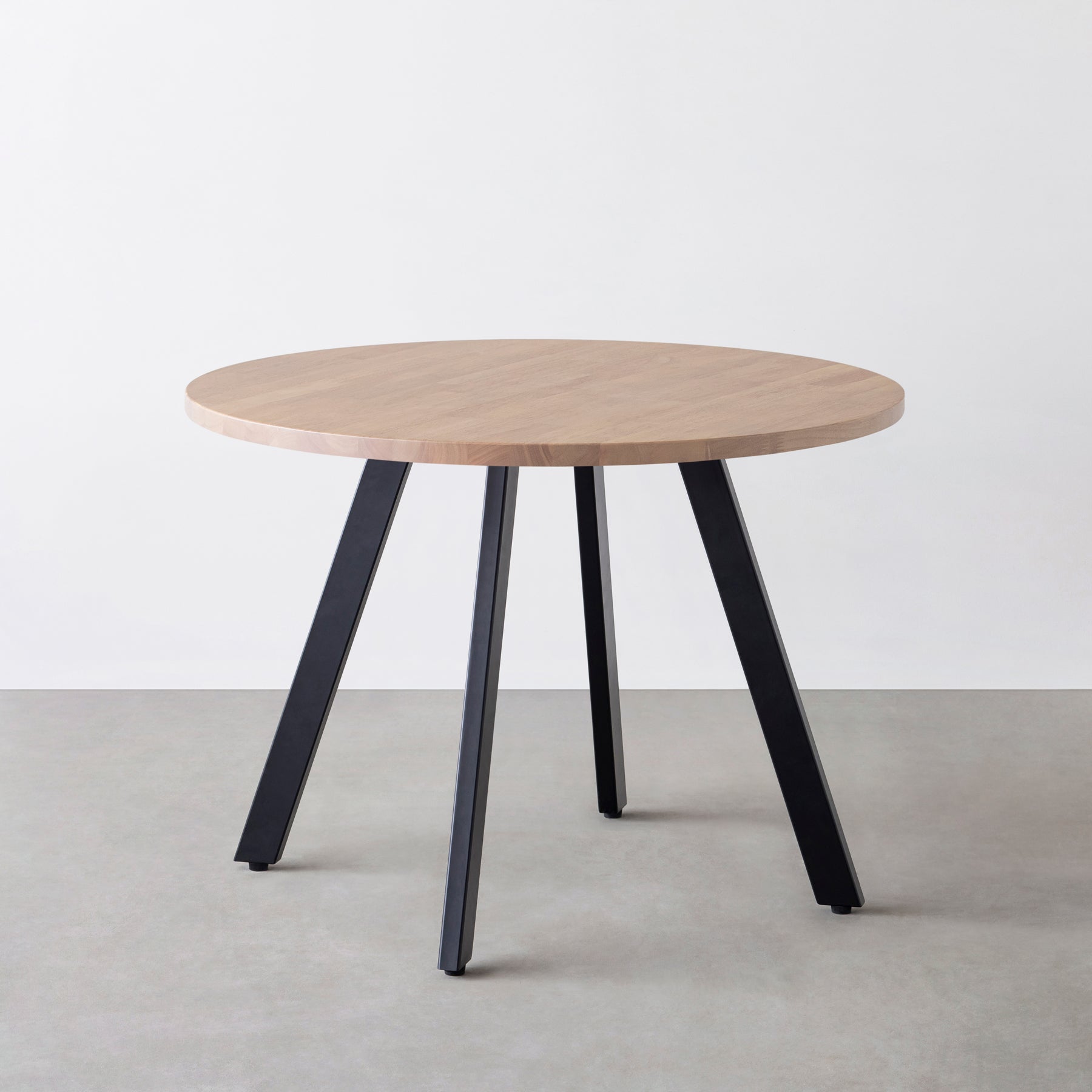 Kanademono のラバーウッドの大型カフェテーブル