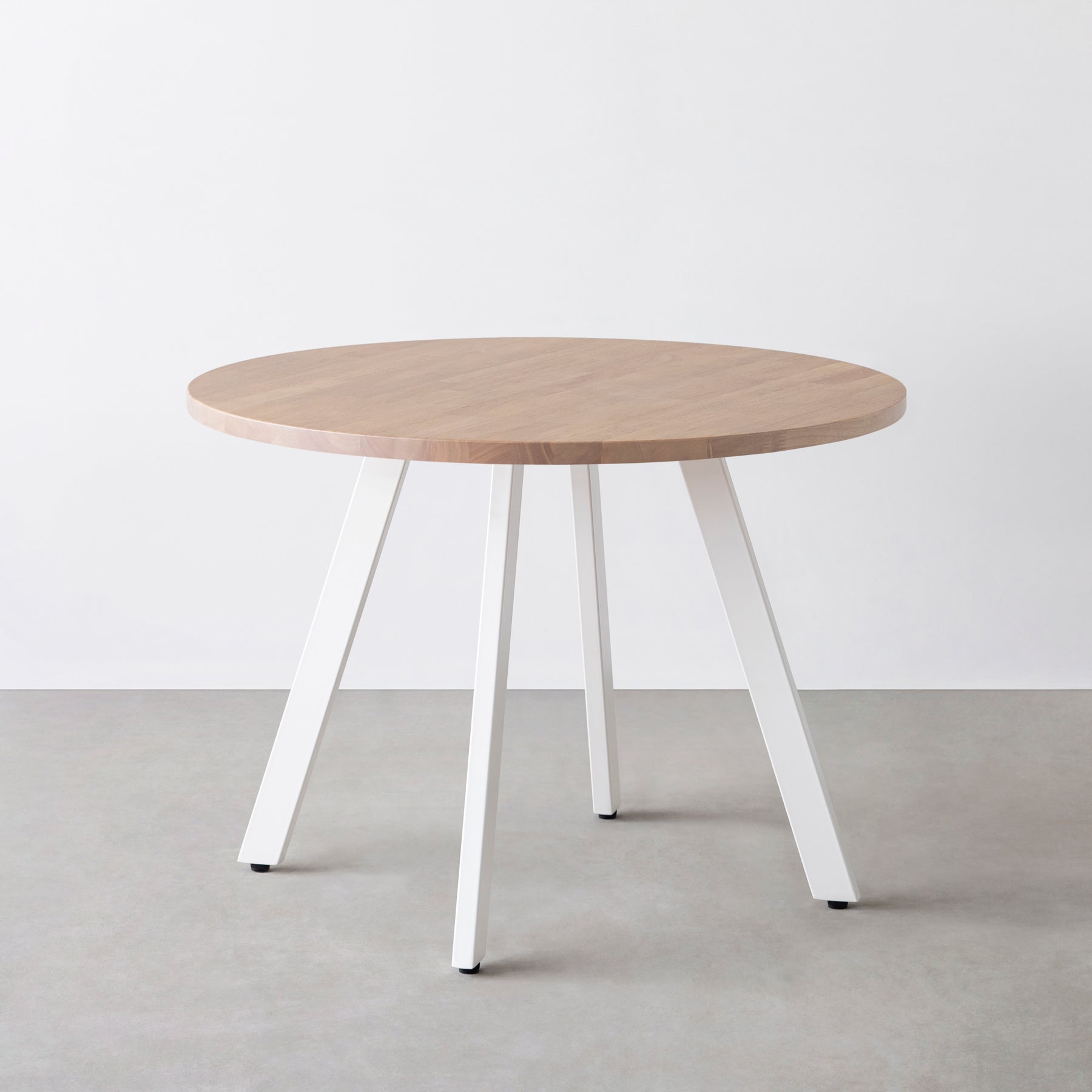 Kanademono のラバーウッドの大型カフェテーブル