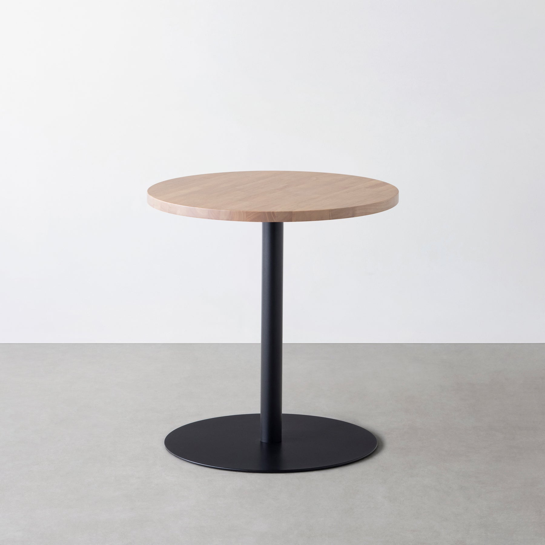 Kanademonoのラバーウッドの1本脚のカフェテーブル