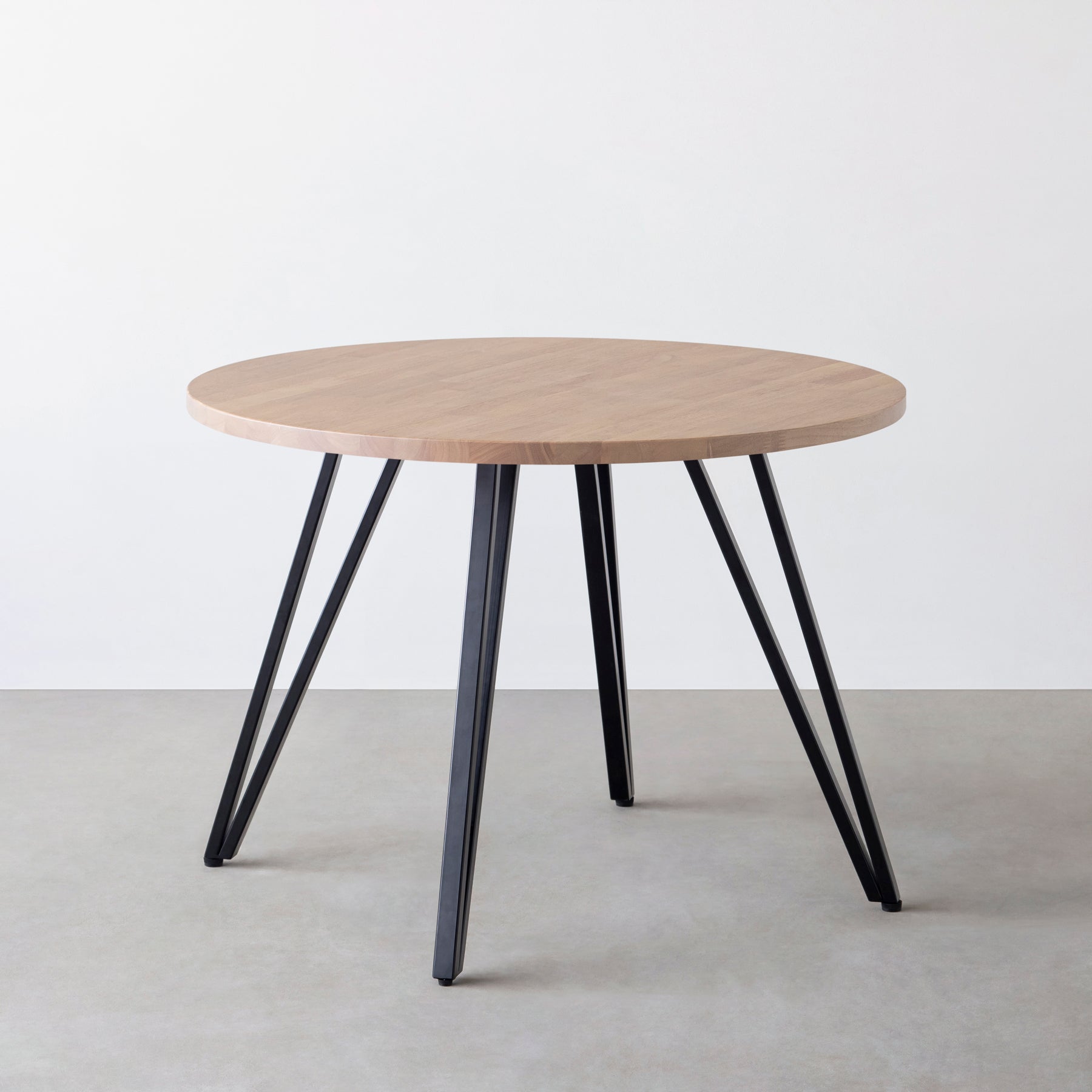 Kanademono のラバーウッドの大型カフェテーブル