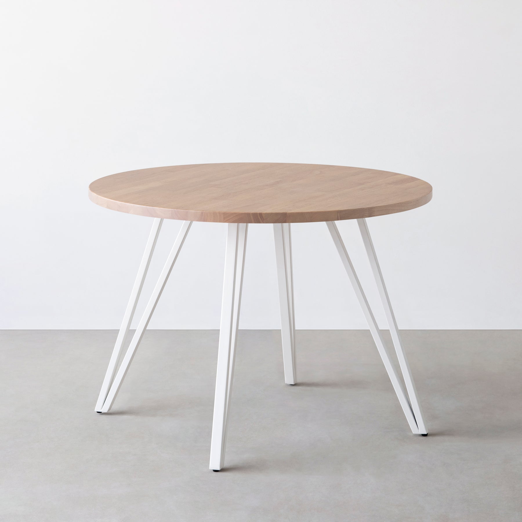 Kanademono のラバーウッドの大型カフェテーブル