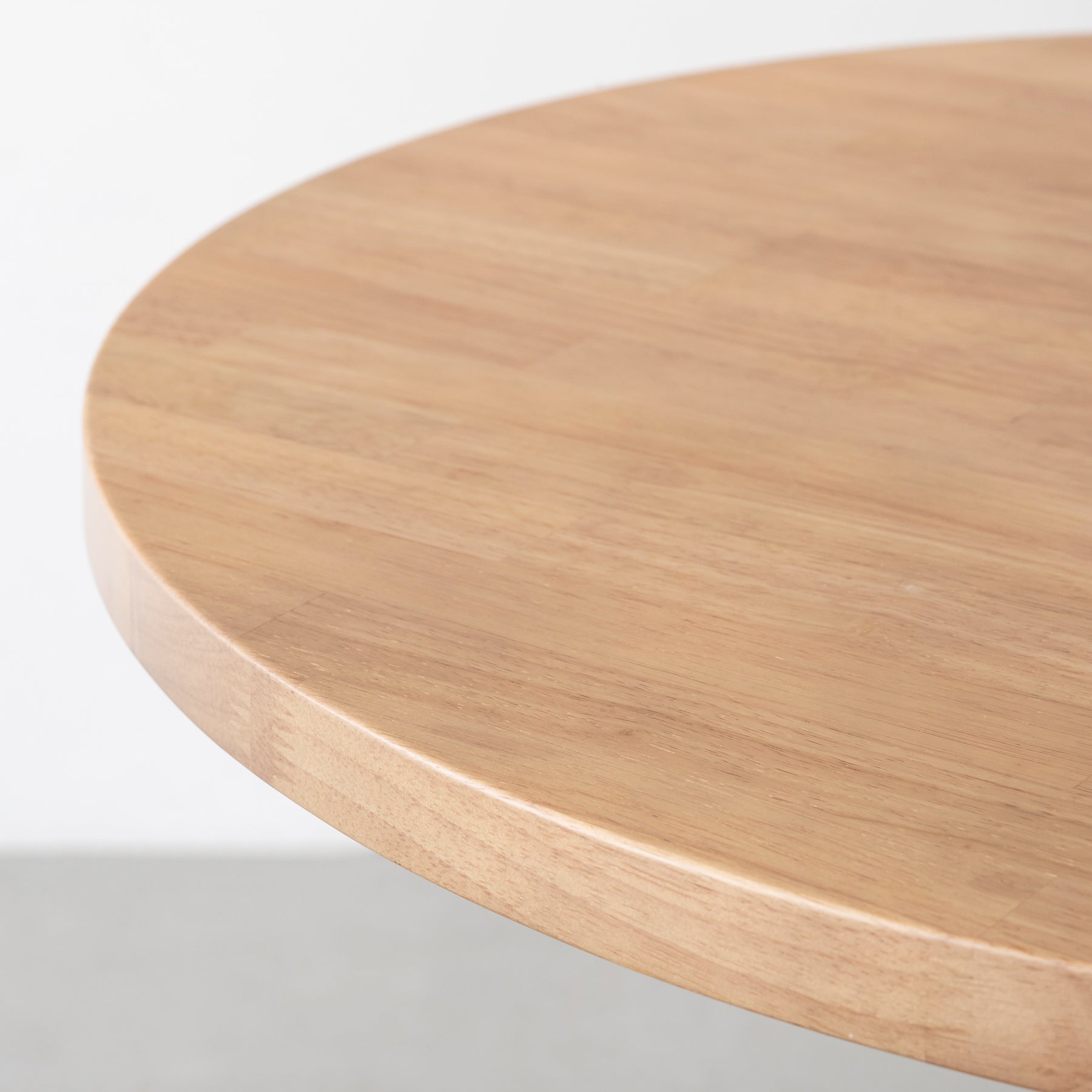 Kanademonoのラバーウッドの1本脚のカフェテーブル