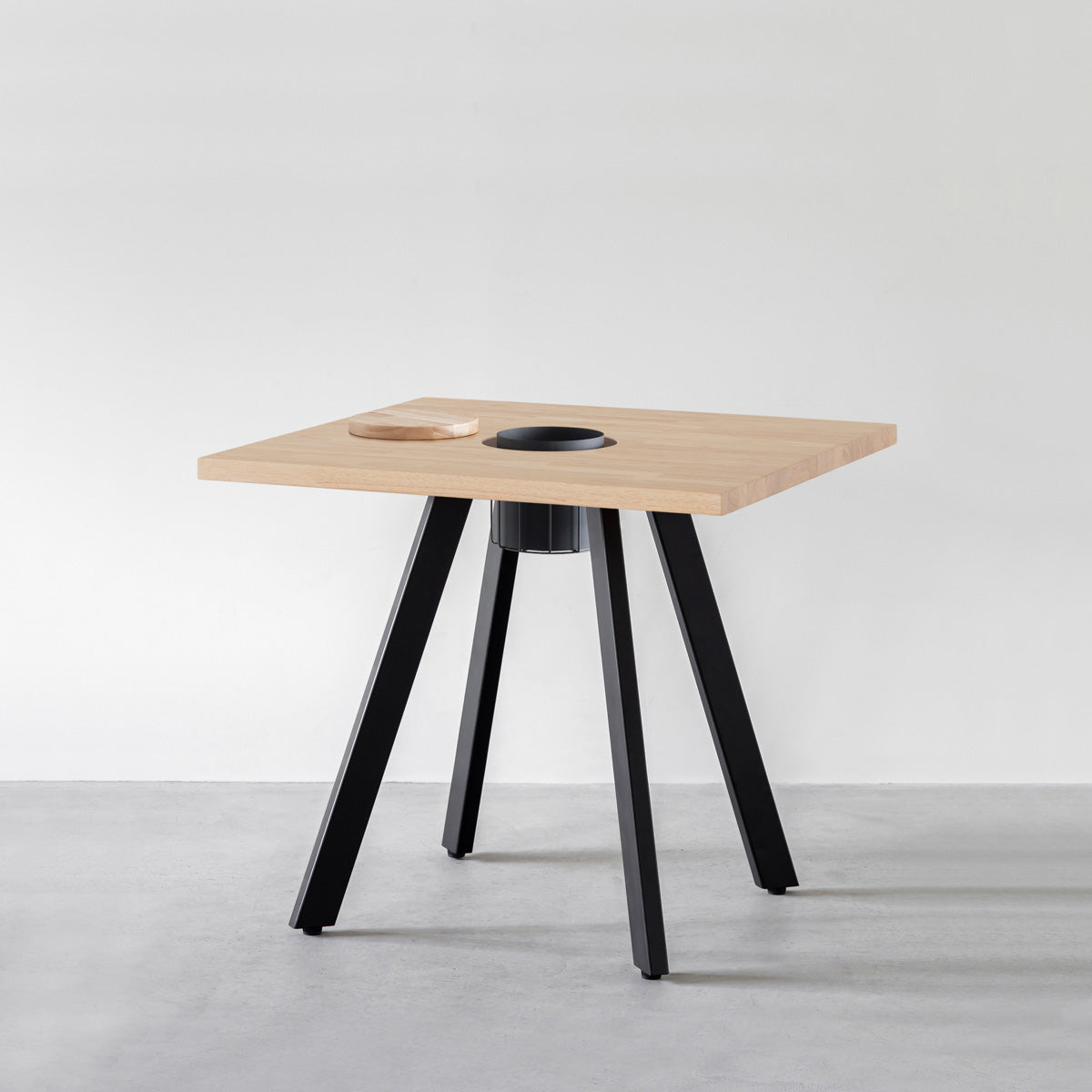 KANADEMONOのワイヤーバスケット付きのスクエアラバーウッド材アッシュグレーカラー天板にマットブラックの4pinアイアン脚を組み合わせたカフェテーブル