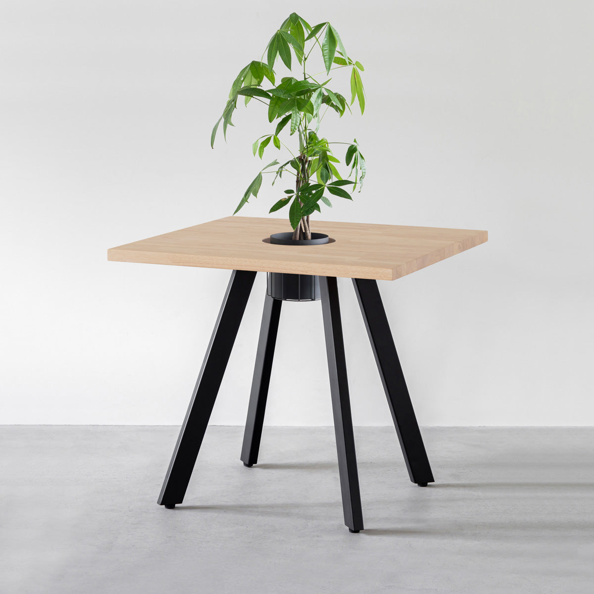 KANADEMONOのワイヤーバスケット付きのスクエアラバーウッド材アッシュグレーカラー天板にマットブラックの4pinアイアン脚を組み合わせたカフェテーブル（バスケット使用例）