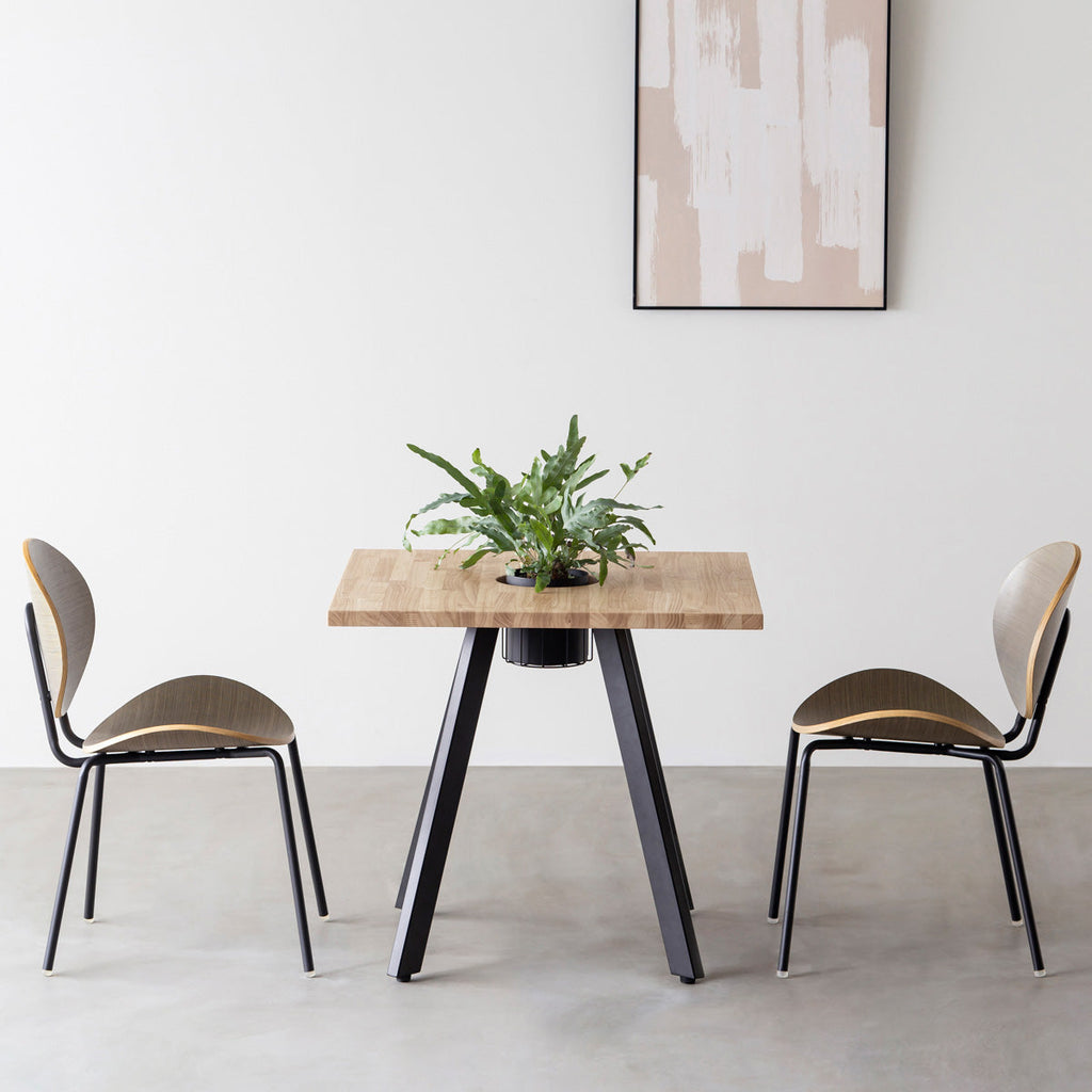 KANADEMONOのワイヤーバスケット付きのスクエアラバーウッド材アッシュグレーカラー天板にマットブラックの4pinアイアン脚を組み合わせたカフェテーブル（使用例）