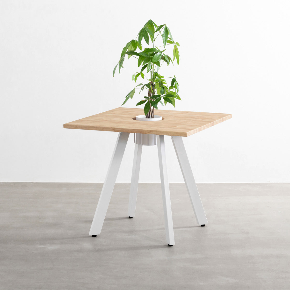 KANADEMONOのワイヤーバスケット付きのラバーウッド材アッシュグレーのスクエア天板にマットホワイトの4pinアイアン脚を組み合わせたカフェテーブル（バスケット使用例）