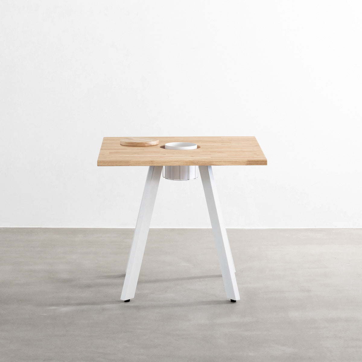 KANADEMONOのワイヤーバスケット付きのラバーウッド材アッシュグレーのスクエア天板にマットホワイトの4pinアイアン脚を組み合わせたカフェテーブル（正面）