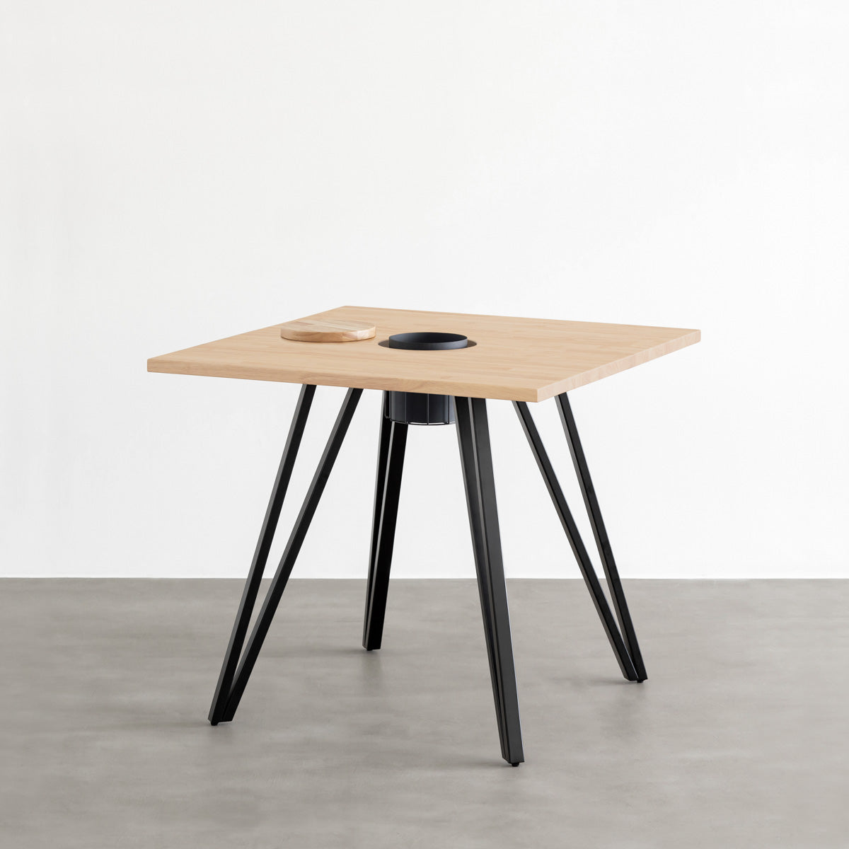 KANADEMONOのワイヤーバスケット付きのラバーウッド材アッシュグレーのスクエア天板にマットブラックのトライアングル鉄脚を組み合わせたカフェテーブル