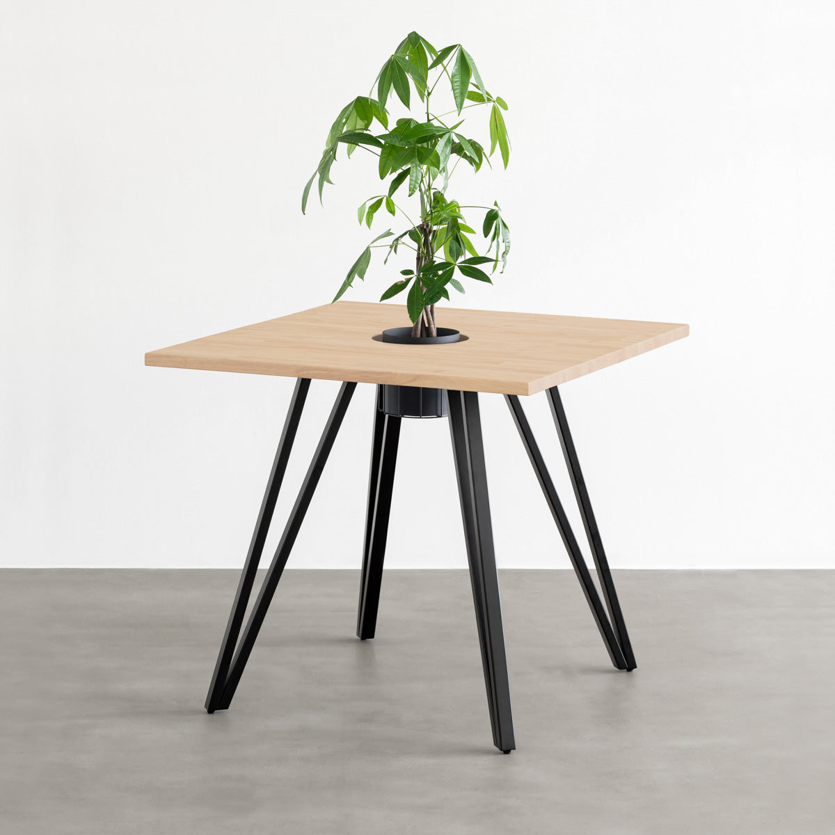 KANADEMONOのワイヤーバスケット付きのラバーウッド材アッシュグレーのスクエア天板にマットブラックのトライアングル鉄脚を組み合わせたカフェテーブル（バスケット使用例）