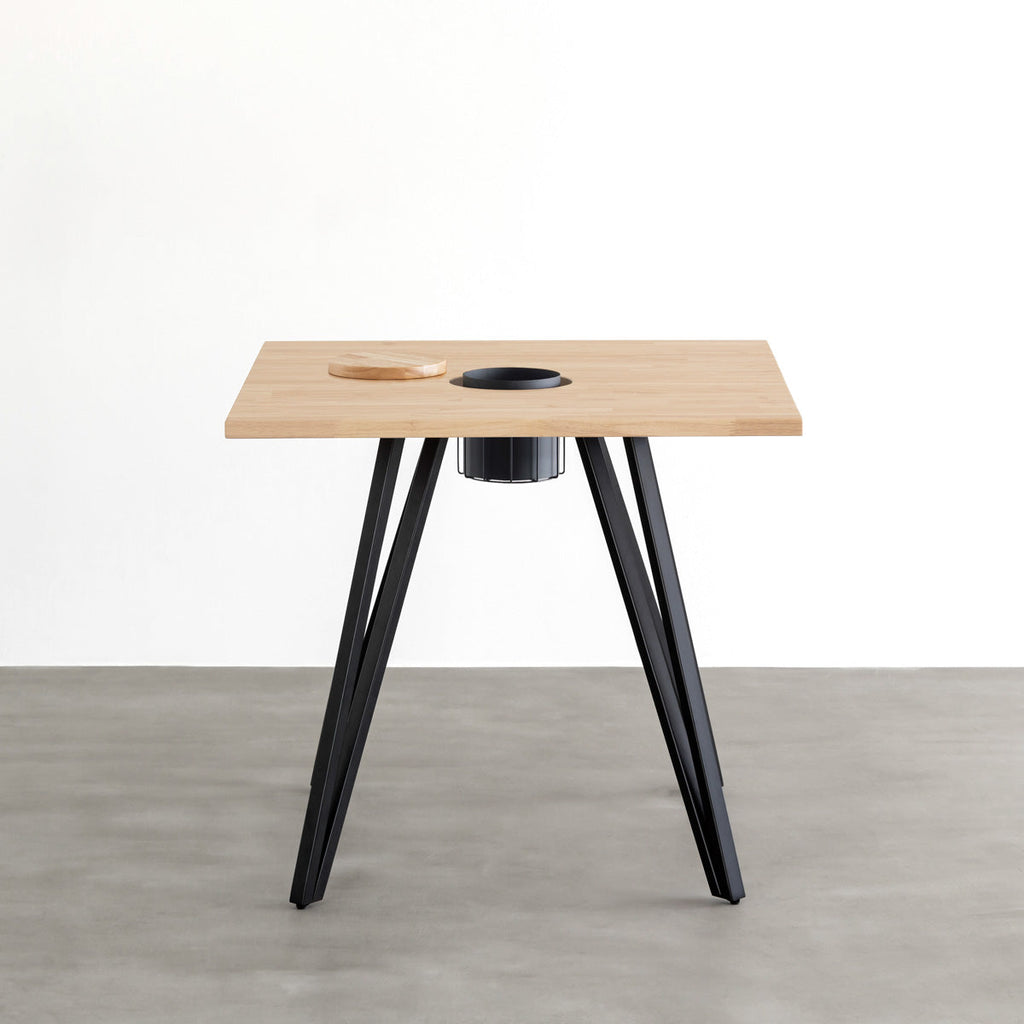 KANADEMONOのワイヤーバスケット付きのラバーウッド材アッシュグレーのスクエア天板にマットブラックのトライアングル鉄脚を組み合わせたカフェテーブル（正面）