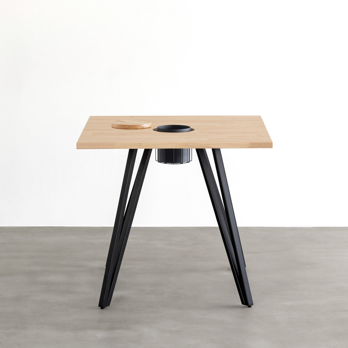 KANADEMONOのワイヤーバスケット付きのラバーウッド材アッシュグレーのスクエア天板にマットブラックのトライアングル鉄脚を組み合わせたカフェテーブル（正面）