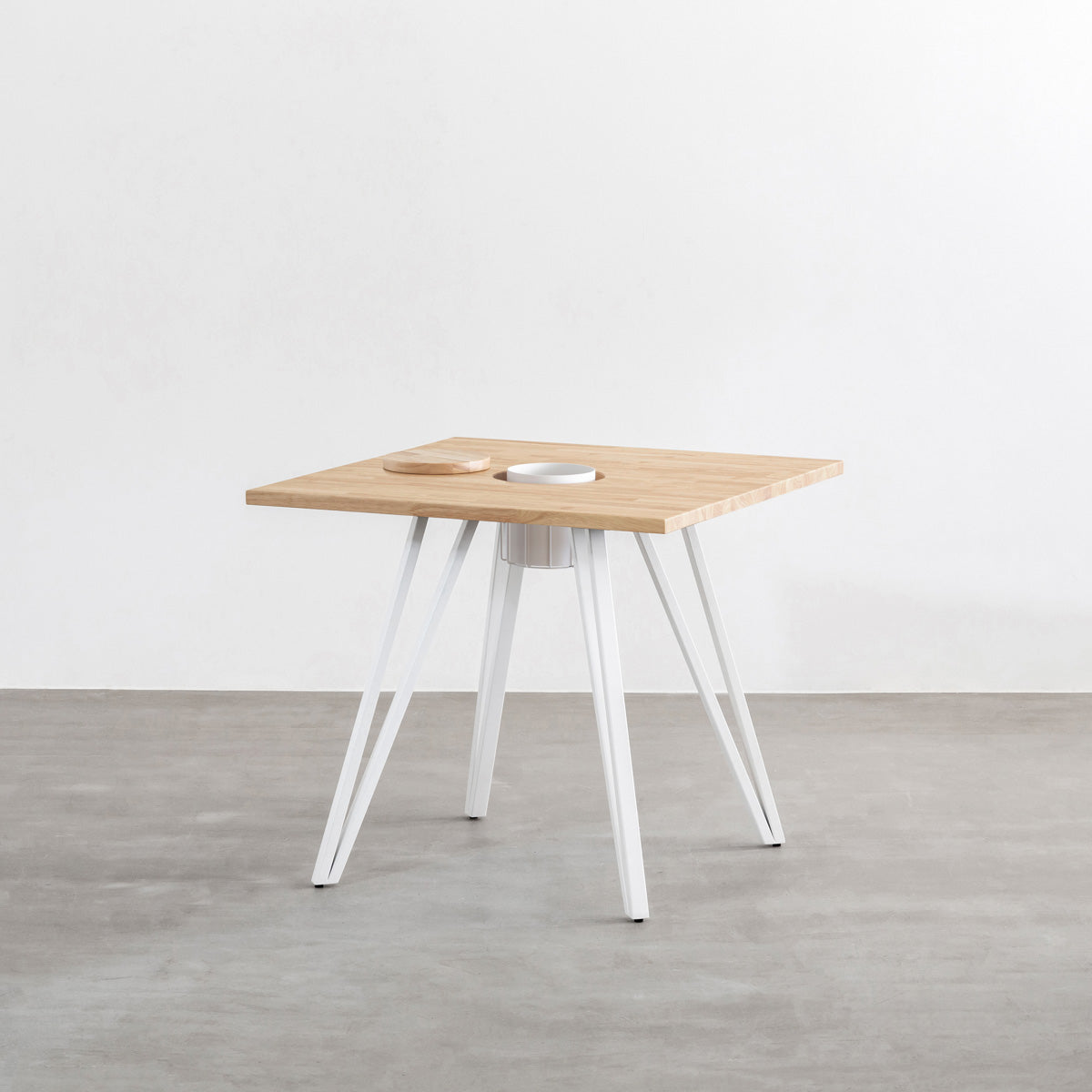 KANADEMONOのワイヤーバスケット付きのラバーウッド材アッシュグレーのスクエア天板にマットホワイトのトライアングル鉄脚を組み合わせたカフェテーブル