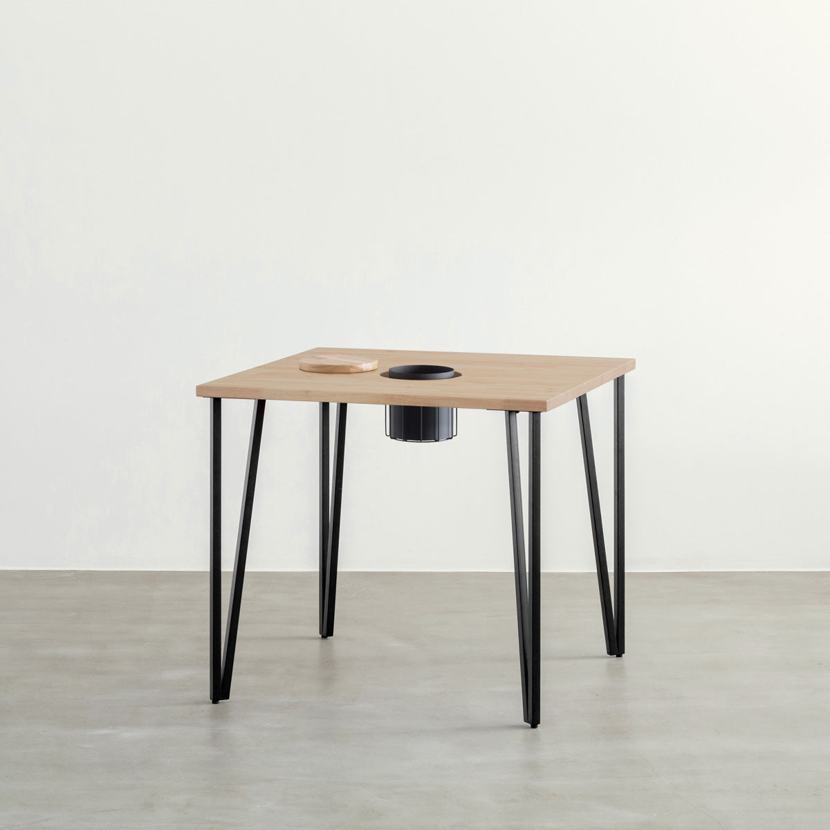 KANADEMONOのワイヤーバスケット付きのラバーウッド材アッシュグレーのスクエア天板にマットブラックのトライアングルStraight鉄脚を組み合わせたカフェテーブル2