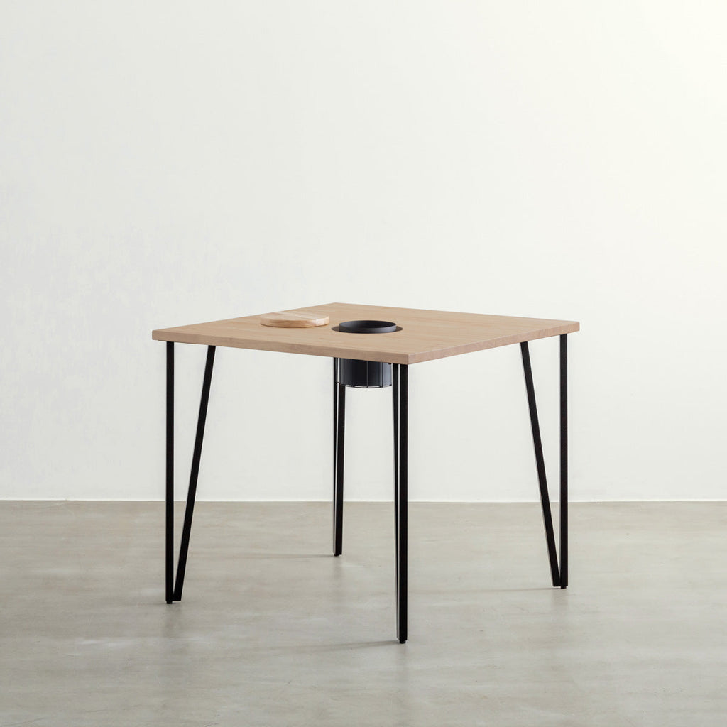 KANADEMONOのワイヤーバスケット付きのラバーウッド材アッシュグレーのスクエア天板にマットブラックのトライアングルStraight鉄脚を組み合わせたカフェテーブル