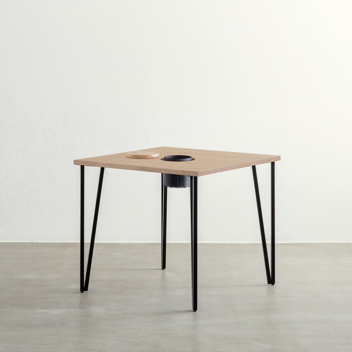 KANADEMONOのワイヤーバスケット付きのラバーウッド材アッシュグレーのスクエア天板にマットブラックのトライアングルStraight鉄脚を組み合わせたカフェテーブル