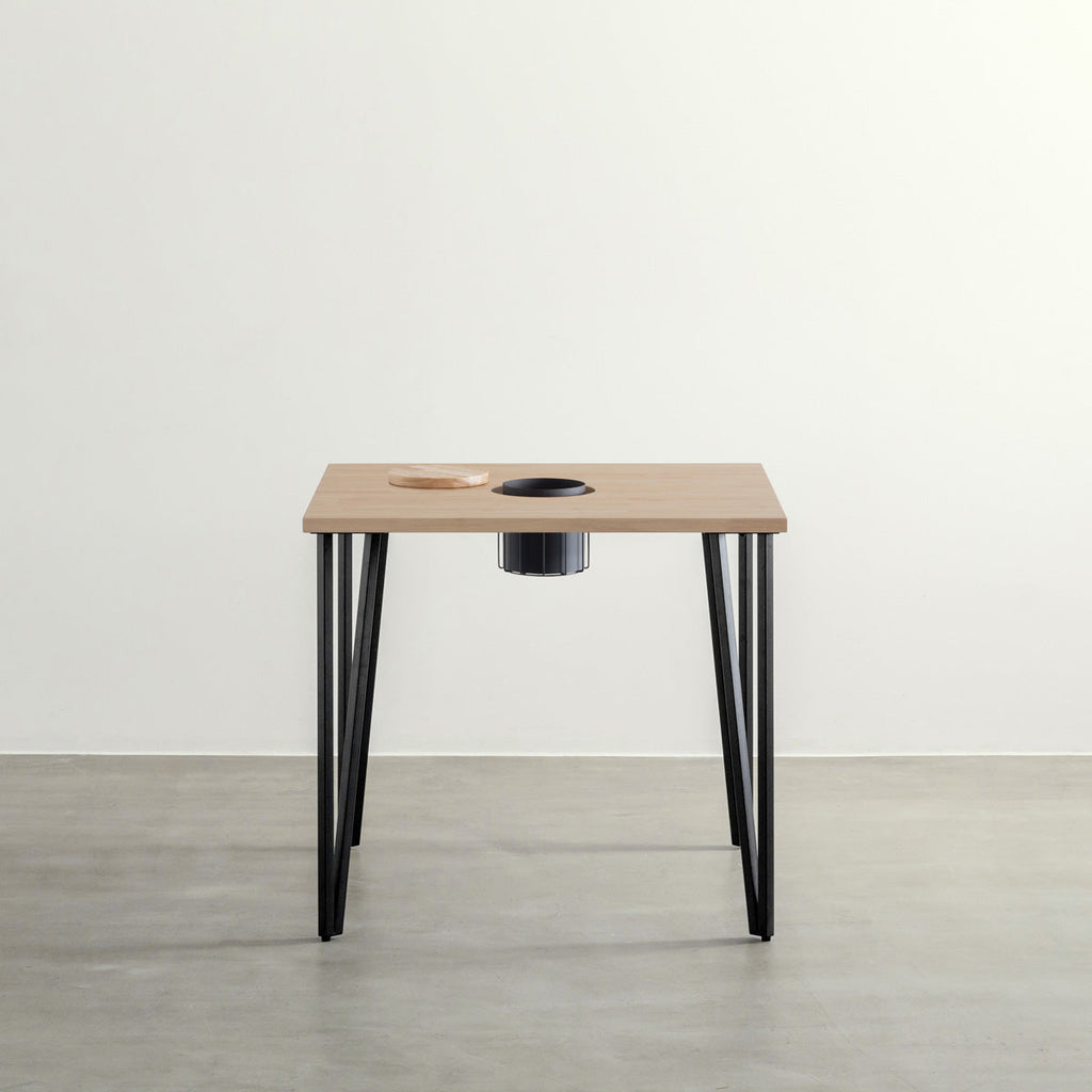 KANADEMONOのワイヤーバスケット付きのラバーウッド材アッシュグレーのスクエア天板にマットブラックのトライアングルStraight鉄脚を組み合わせたカフェテーブル（正面）