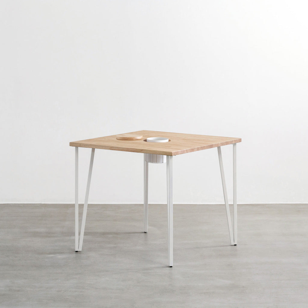 KANADEMONOのワイヤーバスケット付きのラバーウッド材アッシュグレーのスクエア天板にマットホワイトのトライアングルStraight鉄脚を組み合わせたカフェテーブル