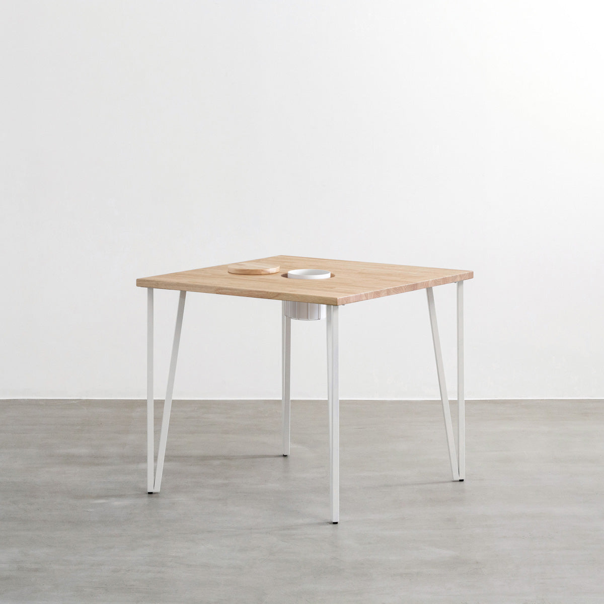 KANADEMONOのワイヤーバスケット付きのラバーウッド材アッシュグレーのスクエア天板にマットホワイトのトライアングルStraight鉄脚を組み合わせたカフェテーブル