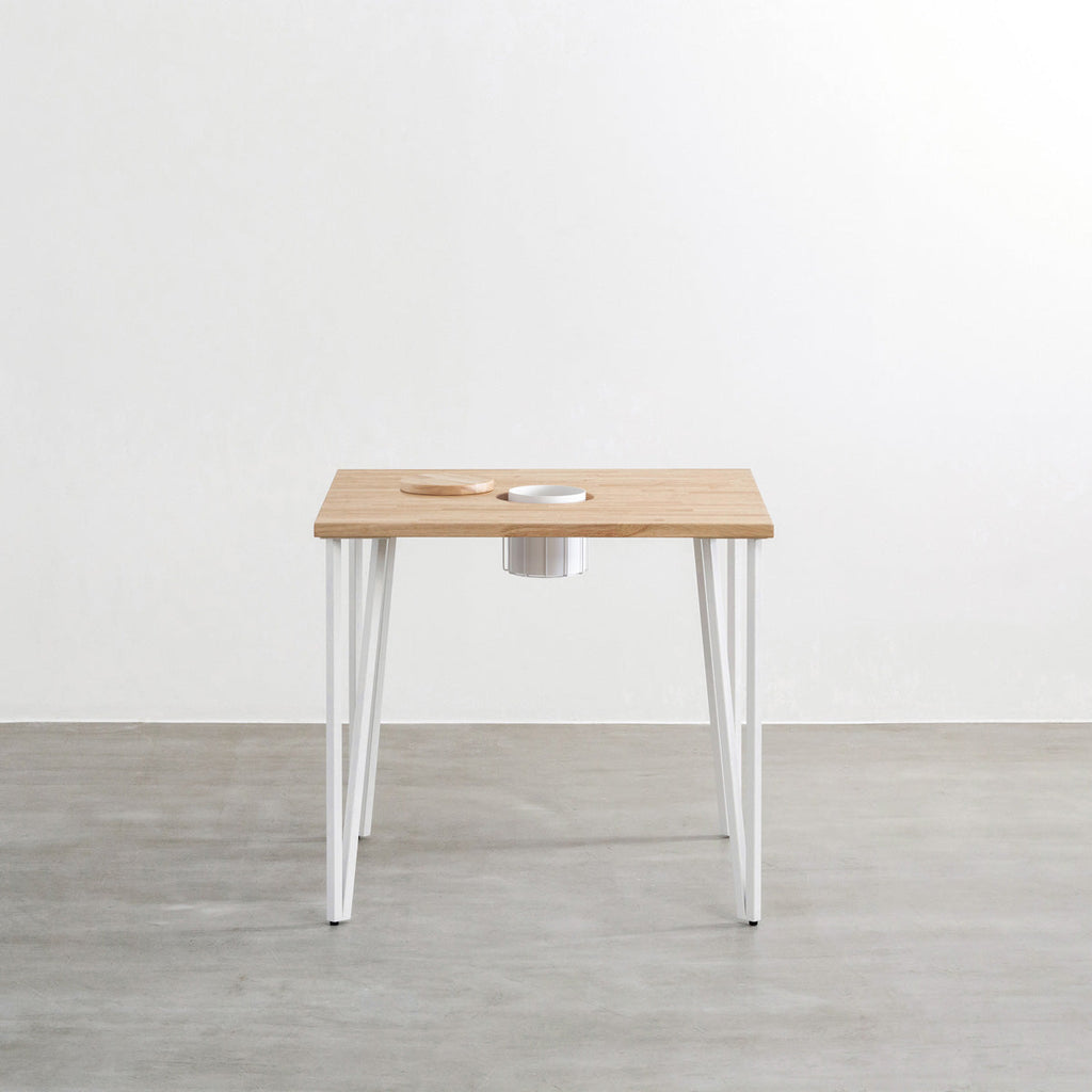 KANADEMONOのワイヤーバスケット付きのラバーウッド材アッシュグレーのスクエア天板にマットホワイトのトライアングルStraight鉄脚を組み合わせたカフェテーブル（正面）