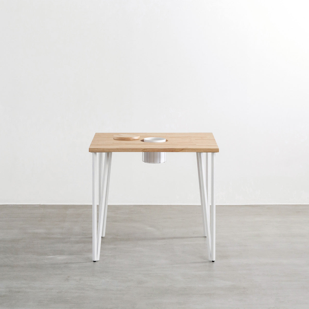 KANADEMONOのワイヤーバスケット付きのラバーウッド材アッシュグレーのスクエア天板にマットホワイトのトライアングルStraight鉄脚を組み合わせたカフェテーブル（正面）