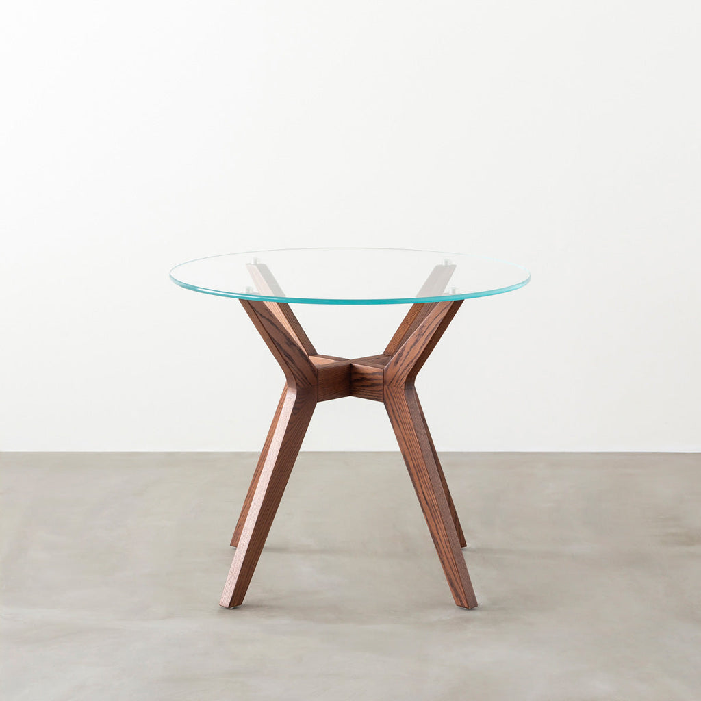 Favricaのガラス天板とブラウンカラーのHラインの木製脚を組み合わせたカフェテーブルL（正面）