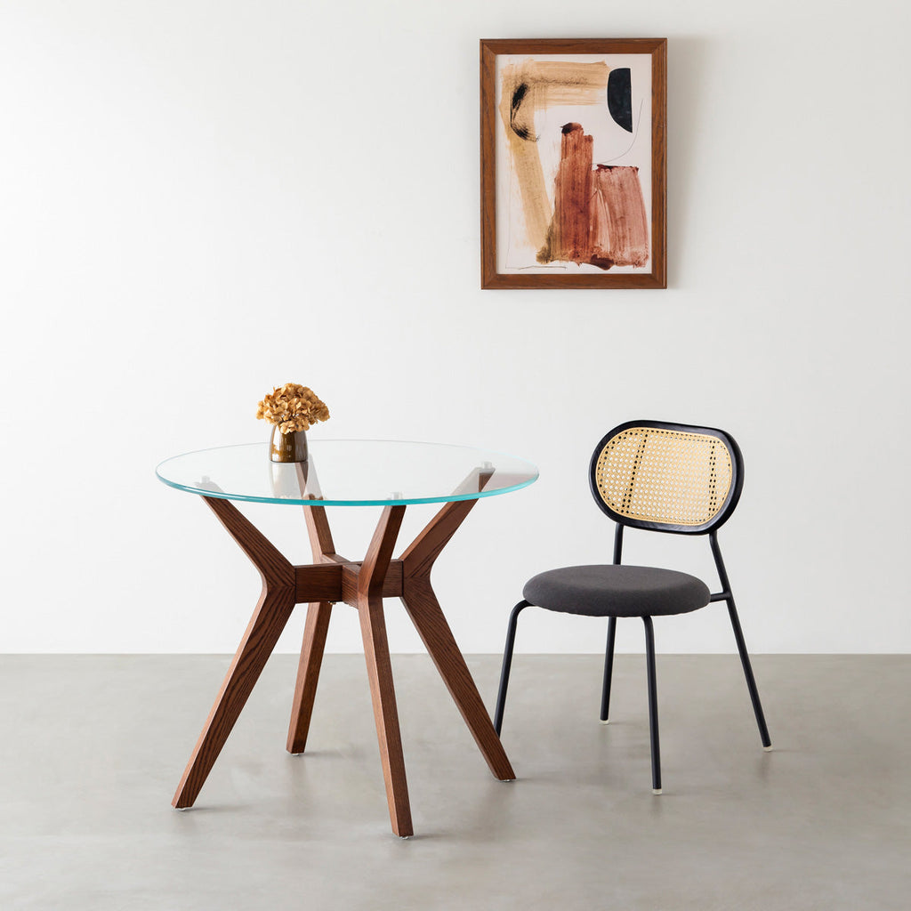 Favricaのガラス天板とブラウンカラーのHラインの木製脚を組み合わせたカフェテーブルL（使用例）