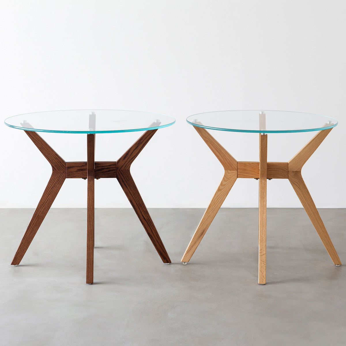 Favricaのガラス天板とオーク無垢材のHライン木製脚を組み合わせたカフェテーブルL（ナチュラルとブラウン比較）