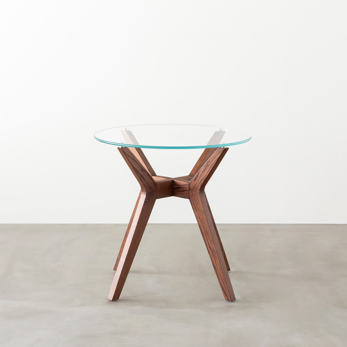 Favricaのガラス天板とブラウンカラーのHラインの木製脚を組み合わせたカフェテーブルM（正面）