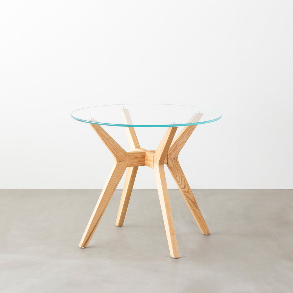 Favricaのガラス天板とナチュラルカラーのHライン木製脚を組み合わせたカフェテーブルL