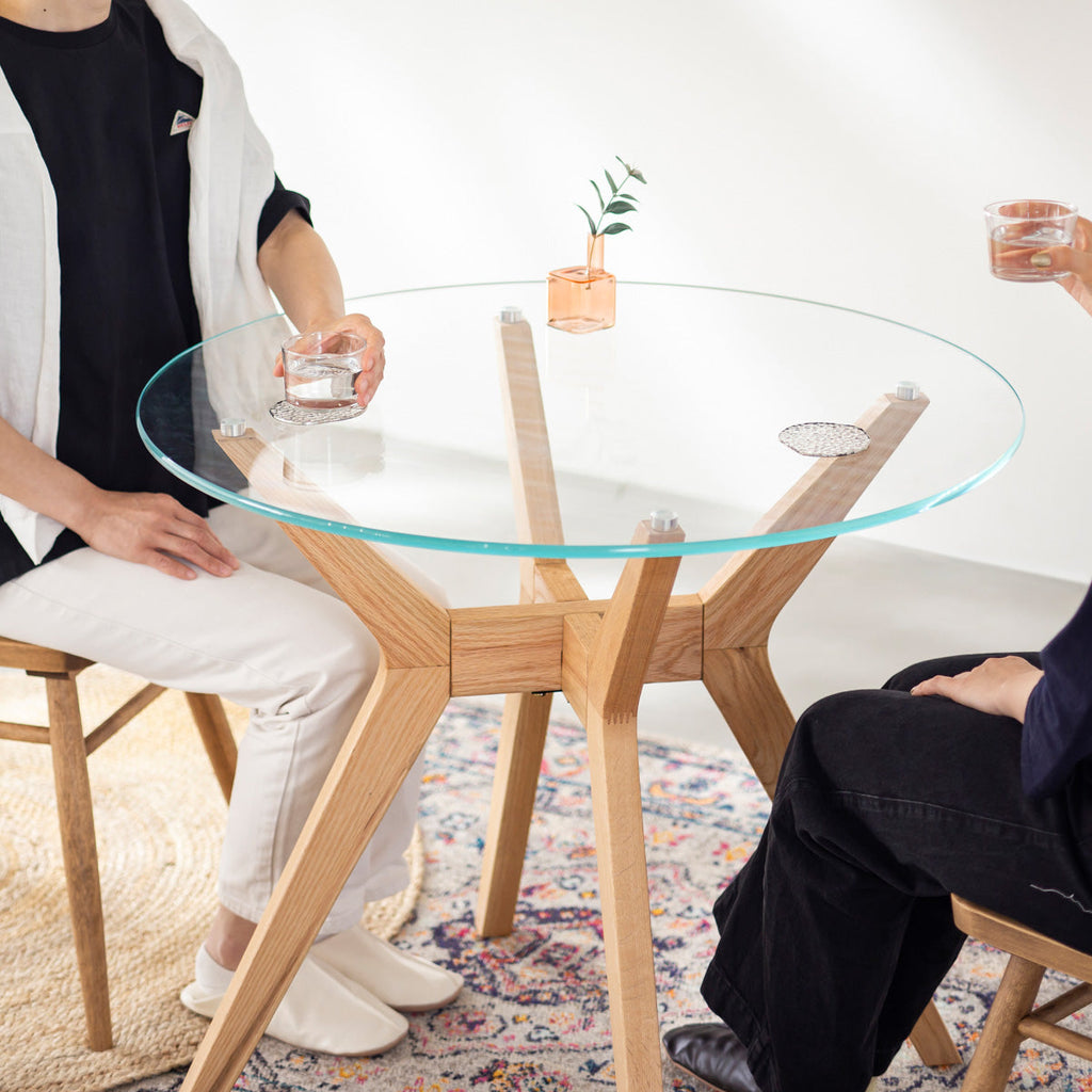 Favricaのガラス天板とナチュラルカラーのHライン木製脚を組み合わせたカフェテーブルL（使用例3）