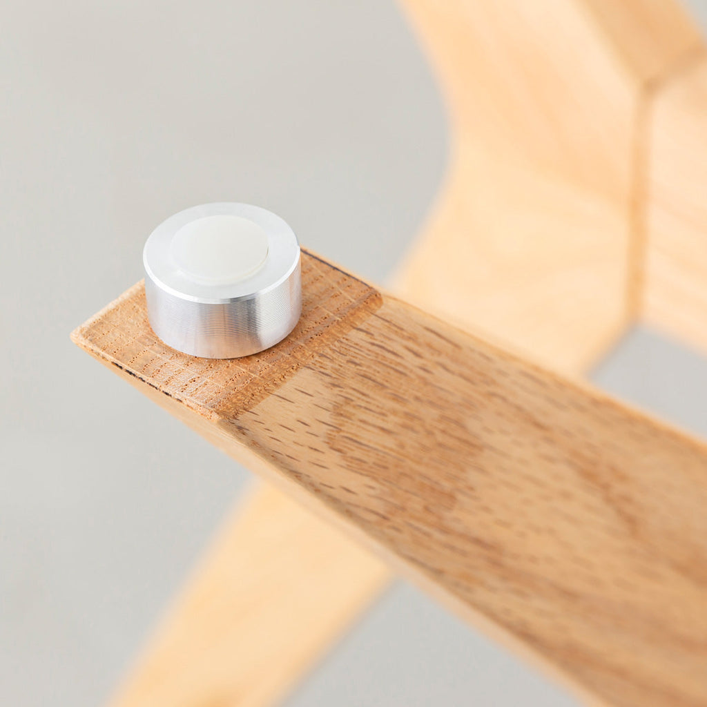 Favricaのガラス天板とナチュラルカラーのHライン木製脚を組み合わせたカフェテーブルM（天板設置用部品）