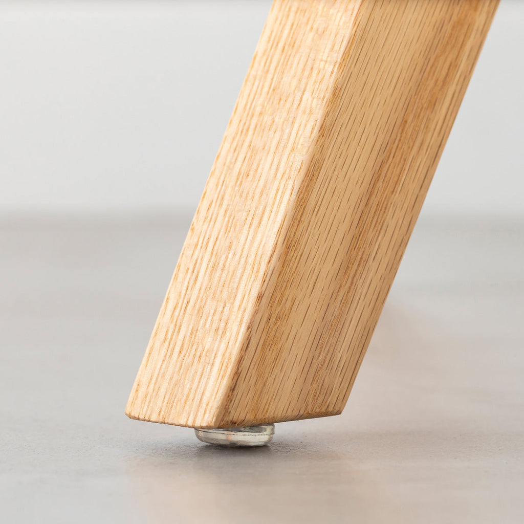 Favricaのガラス天板とナチュラルカラーのHライン木製脚を組み合わせたカフェテーブルM（アジャスター部分）