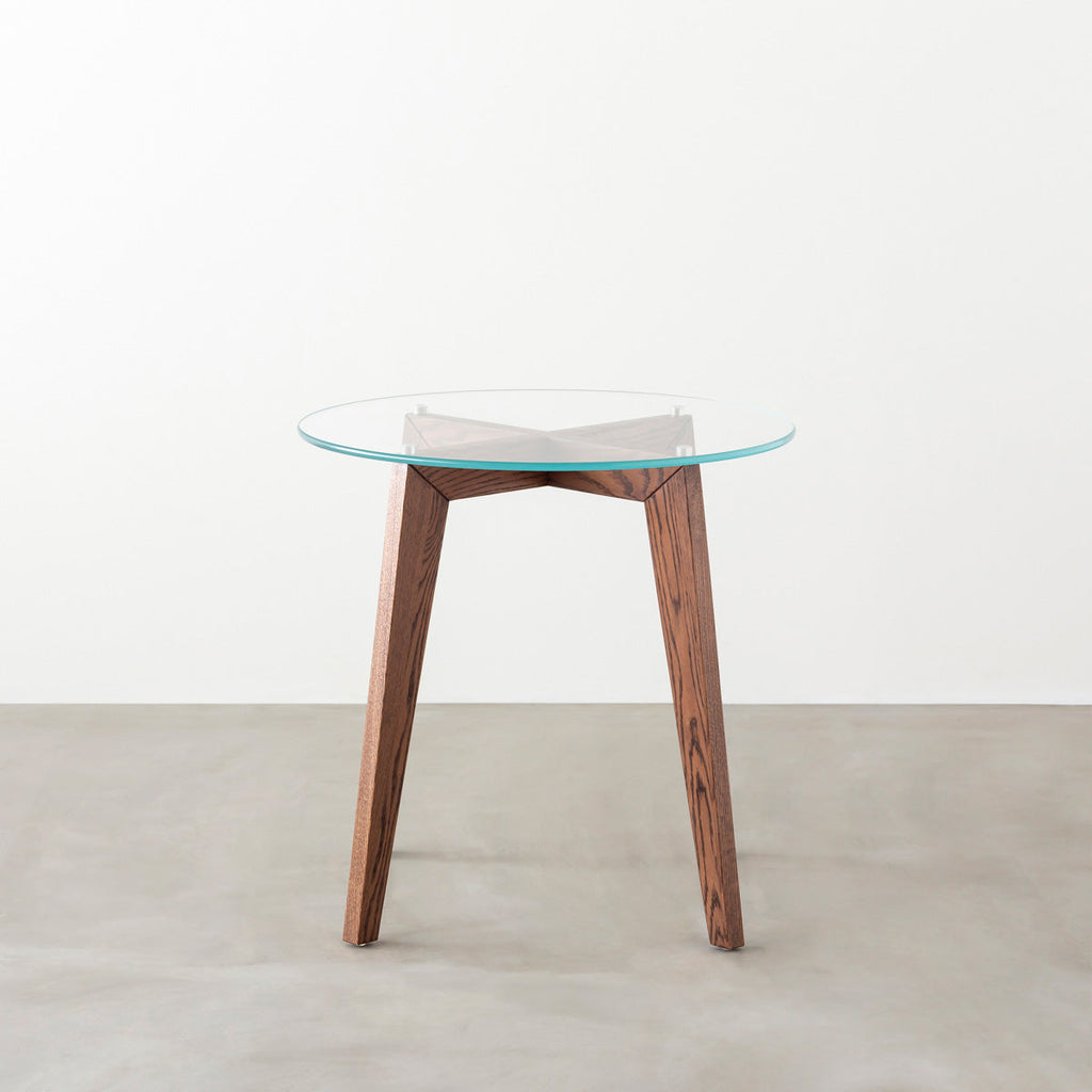 KANADEMONOのガラス天板とブラウンカラーのピンタイプの木製脚を組み合わせたカフェテーブルM（正面）