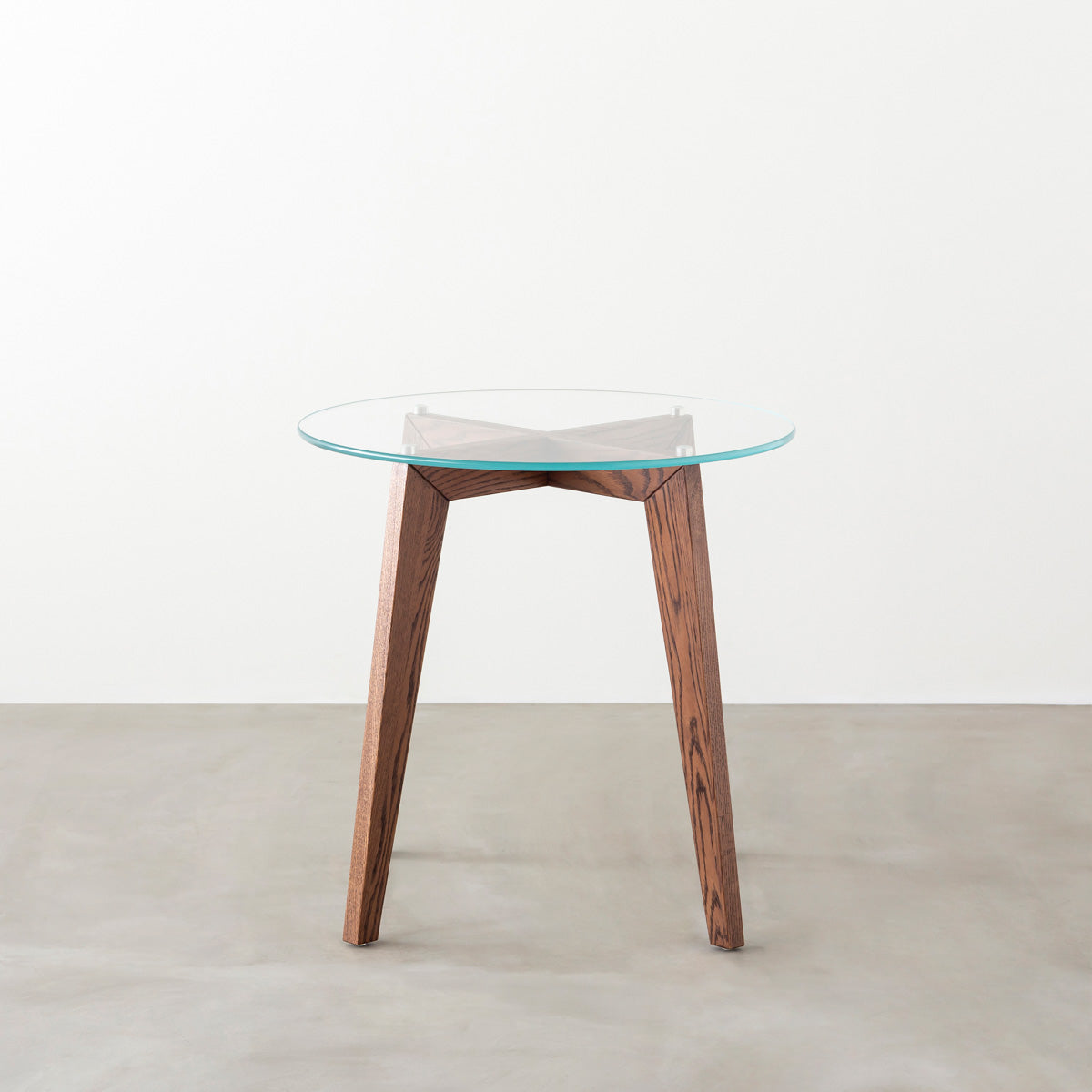 KANADEMONOのガラス天板とブラウンカラーのピンタイプの木製脚を組み合わせたカフェテーブルM（正面）