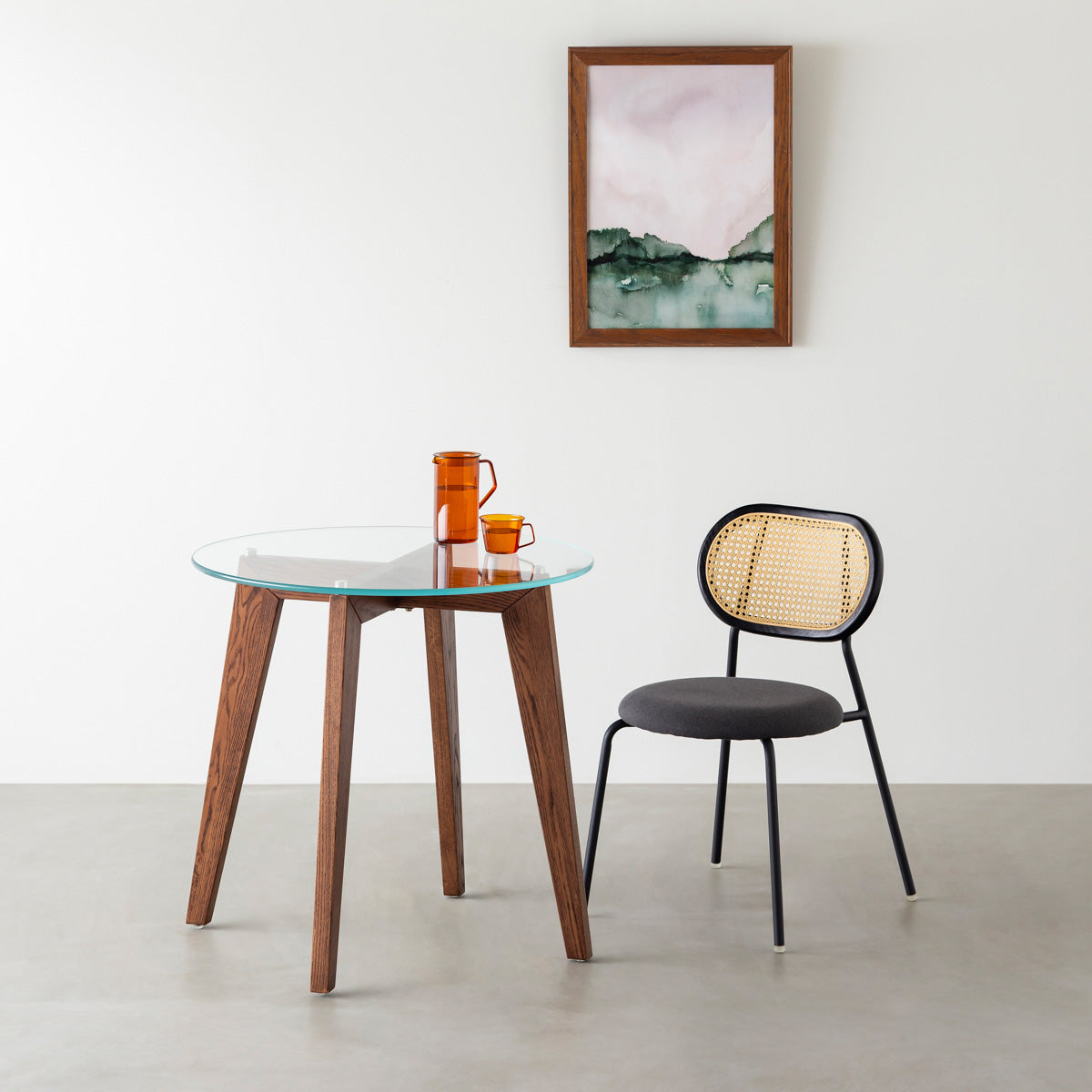 KANADEMONOのガラス天板とブラウンカラーのピンタイプの木製脚を組み合わせたカフェテーブルM（使用例）